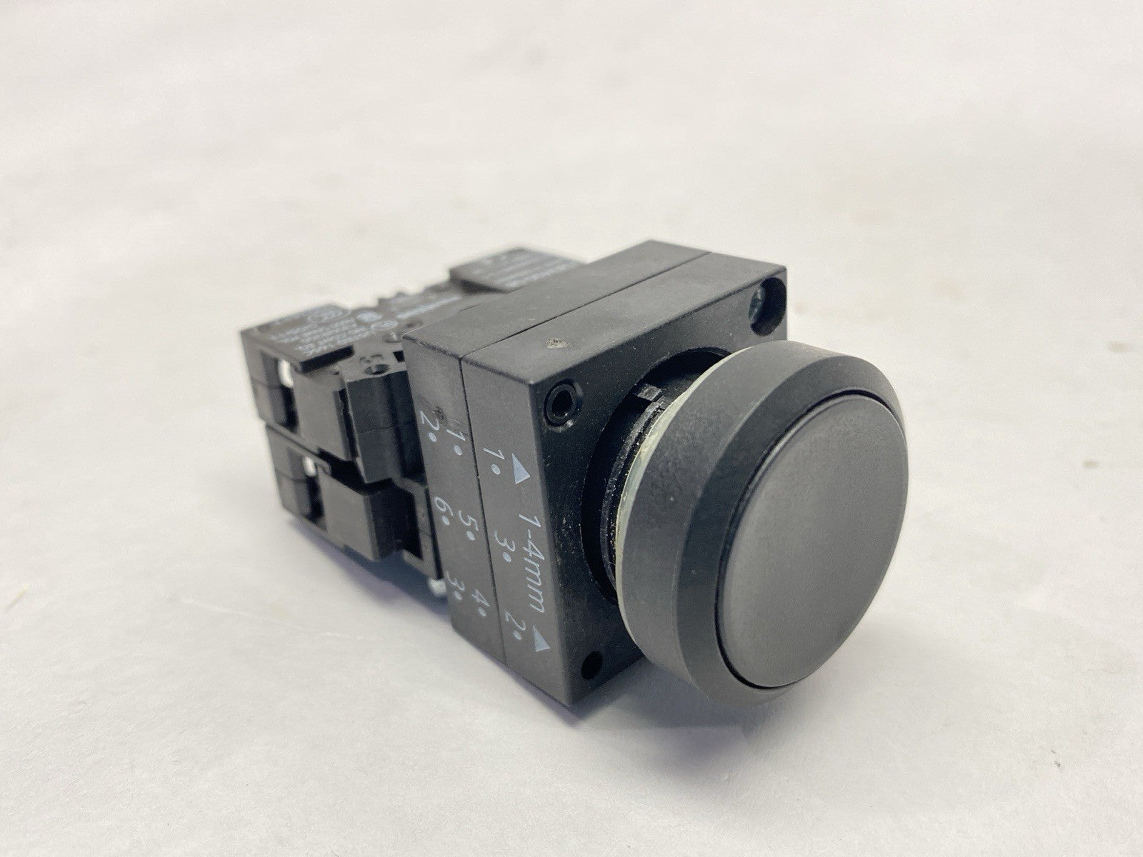3SB3201-0AA11 | Siemens Pushbutton Non-Illuminated 22mm Black w/ 2x 3SB3400-0B - Used - Maverick Industrial Sales