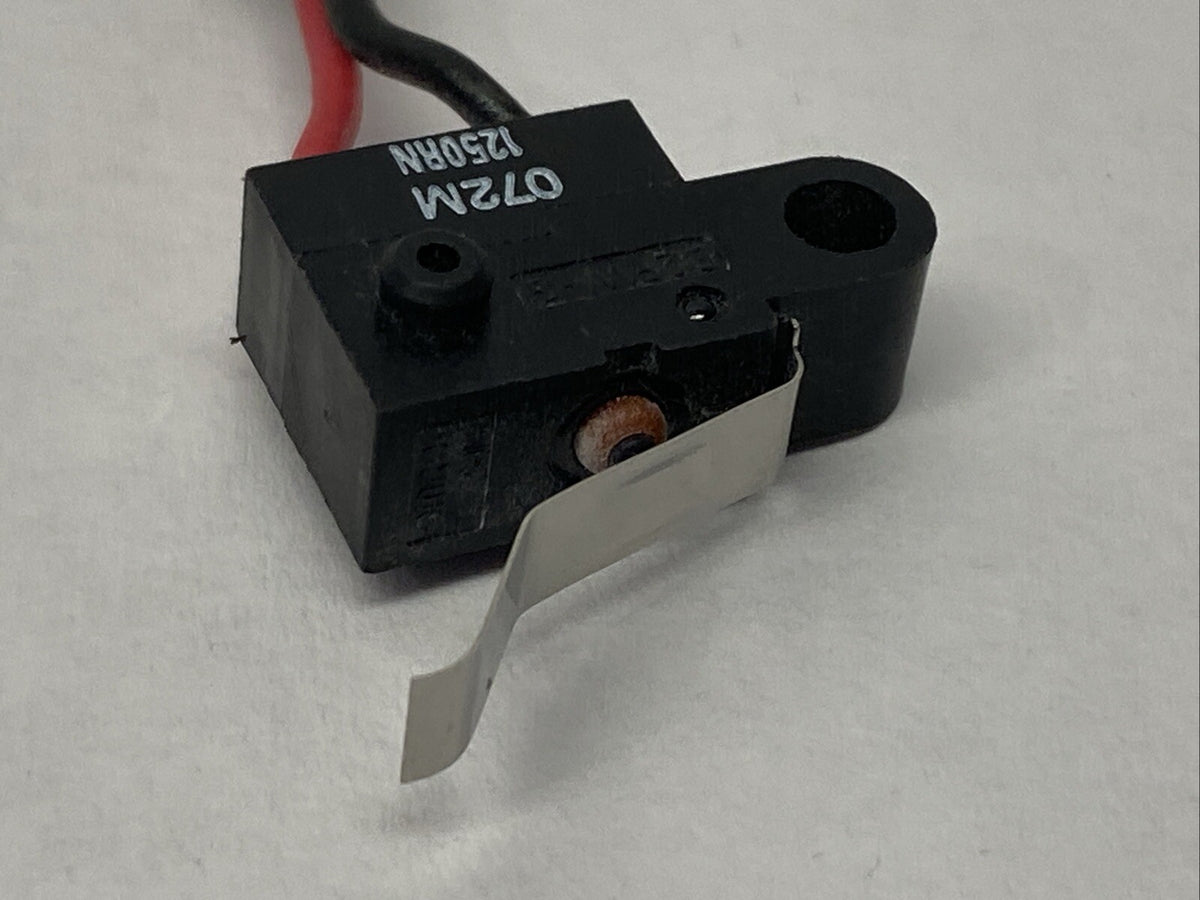 D2FW-G072M | Omron Snap Action Switch 0.5N 100mA 30VDC LOT OF 4 - Used - Maverick Industrial Sales