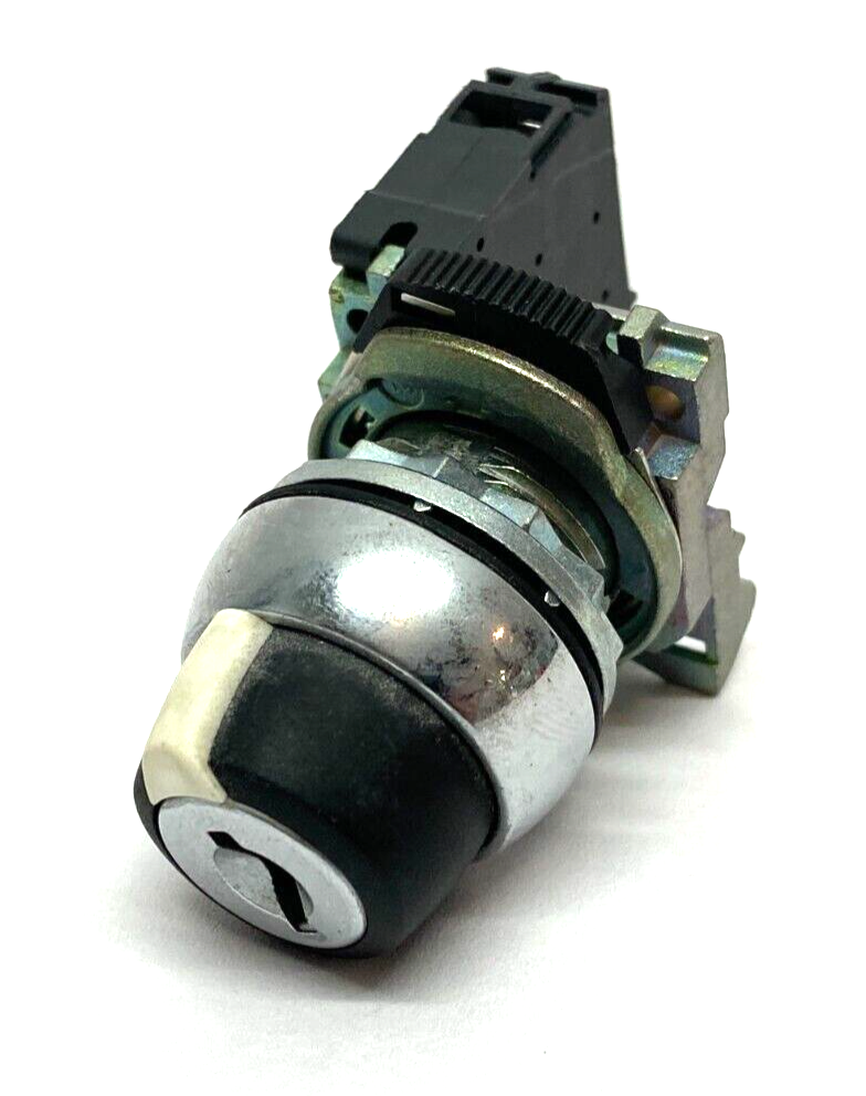 Allen Bradley 800FM-KM31R Key Selector Switch 22mm 800F-X10 Ser A Contact NO KEY - Used - Maverick Industrial Sales