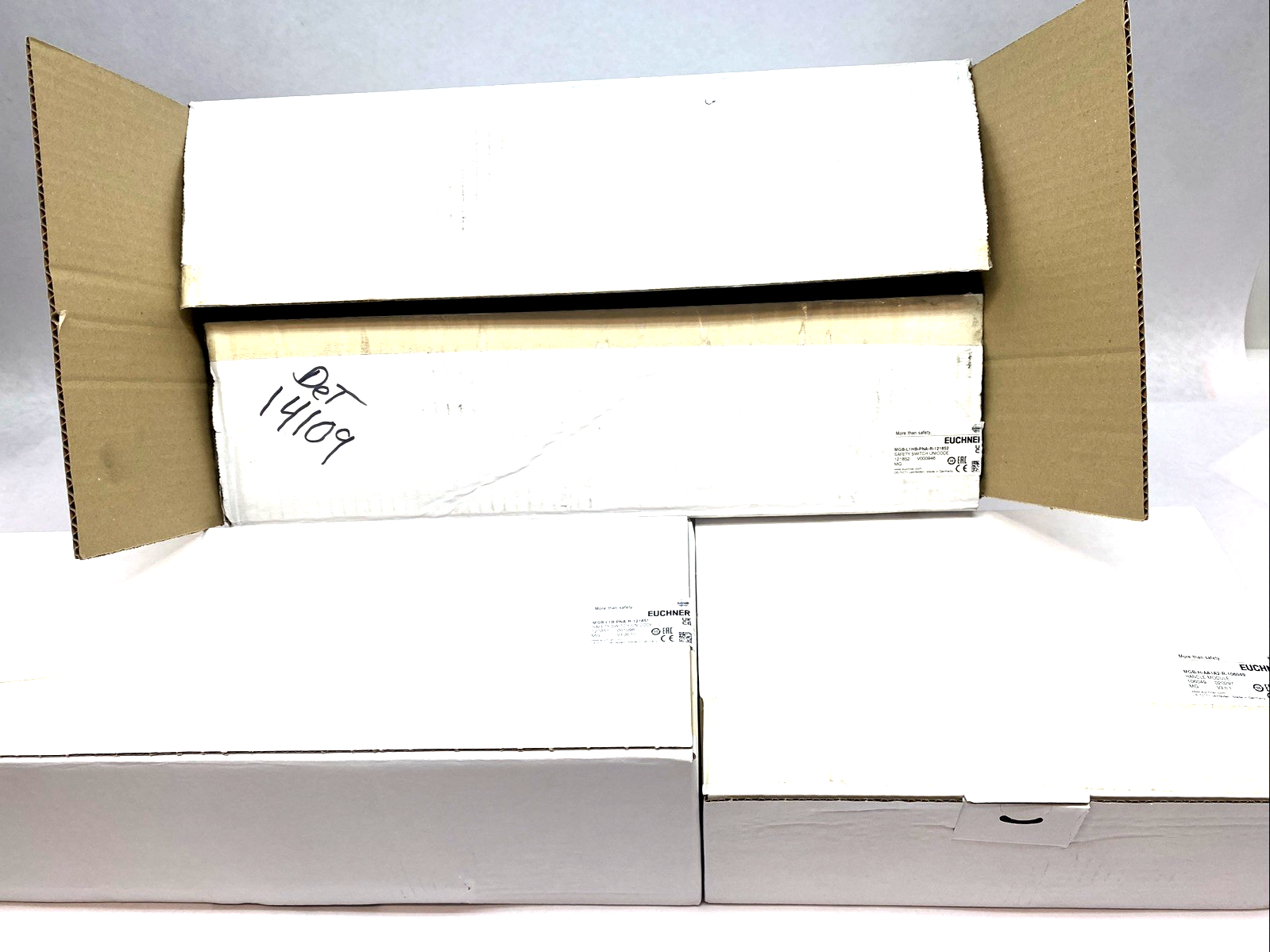 Euchner MGB-L1HB‑PNA‑R‑121852 Safety Gate Box , 3 Ctrls, Push‑Pull Plug 121852 - Maverick Industrial Sales