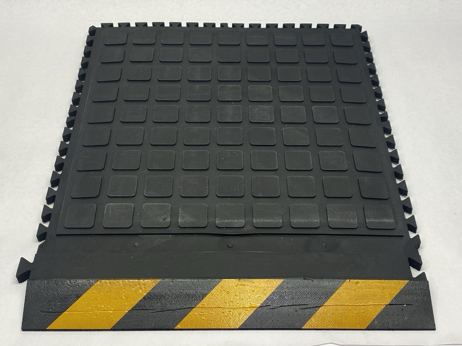 Uline H-9586 Hog Heaven III Anti-Fatigue Mat 18" x 18" Side -NO Box - New – Open box - Maverick Industrial Sales