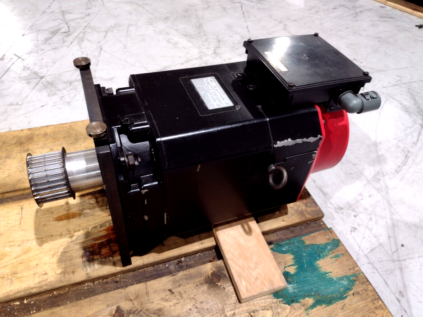 Fanuc A06B-0826-B190#3000 AC Servo Spindle Motor 5.5kW αP12 134-220V / 200-230V - Maverick Industrial Sales