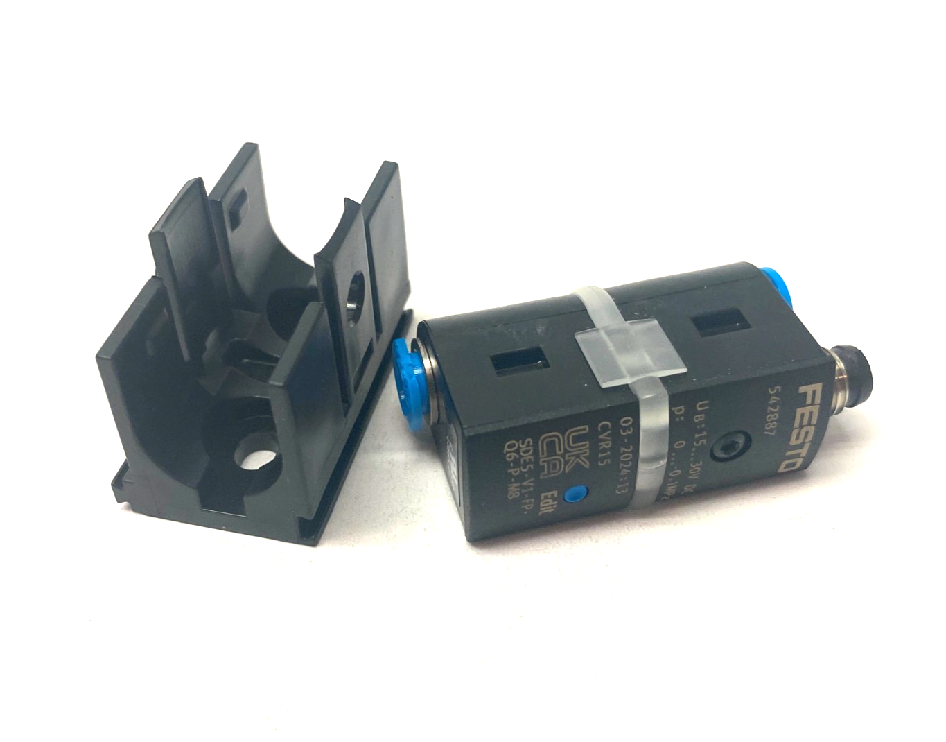Festo SDE5-V1-FP-Q6-P-M8 Pressure Sensor, Switchable, 542887 CHIPPED PUSH-IN - Maverick Industrial Sales