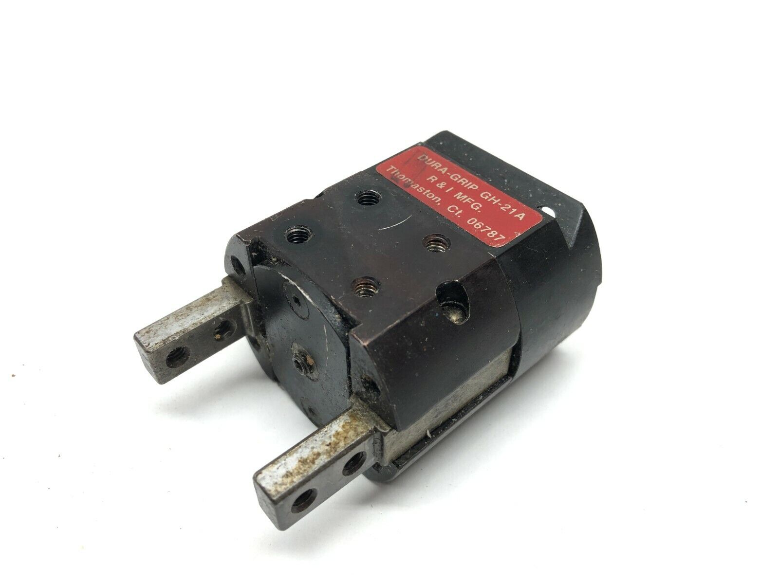 GH-21A | R&I Dura-Grip Pneumatic Gripper - Used - Maverick Industrial Sales