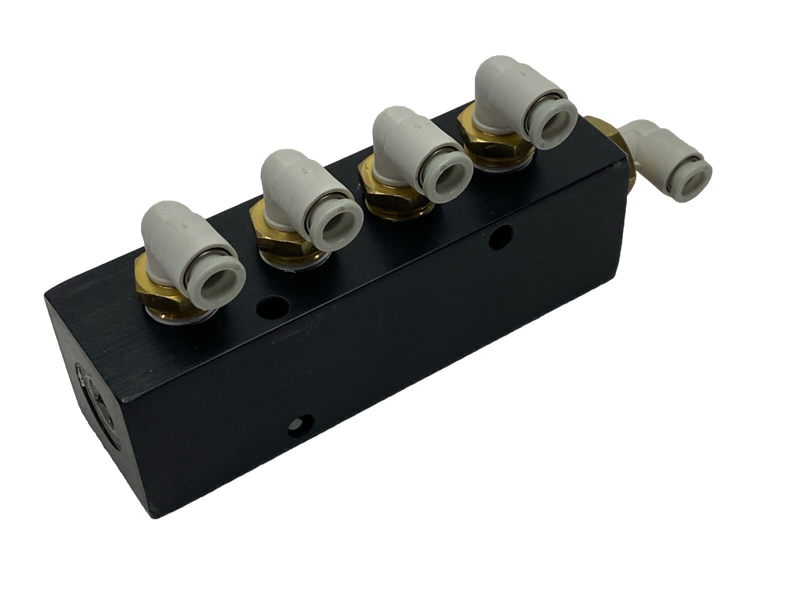 PCM20-250-04B, KQ2L06-01AS | Polyconn PCM20-250-04B Pneumatic Manifold w/ 5x SMC KQ2L06-01AS Fittings - Used - Maverick Industrial Sales