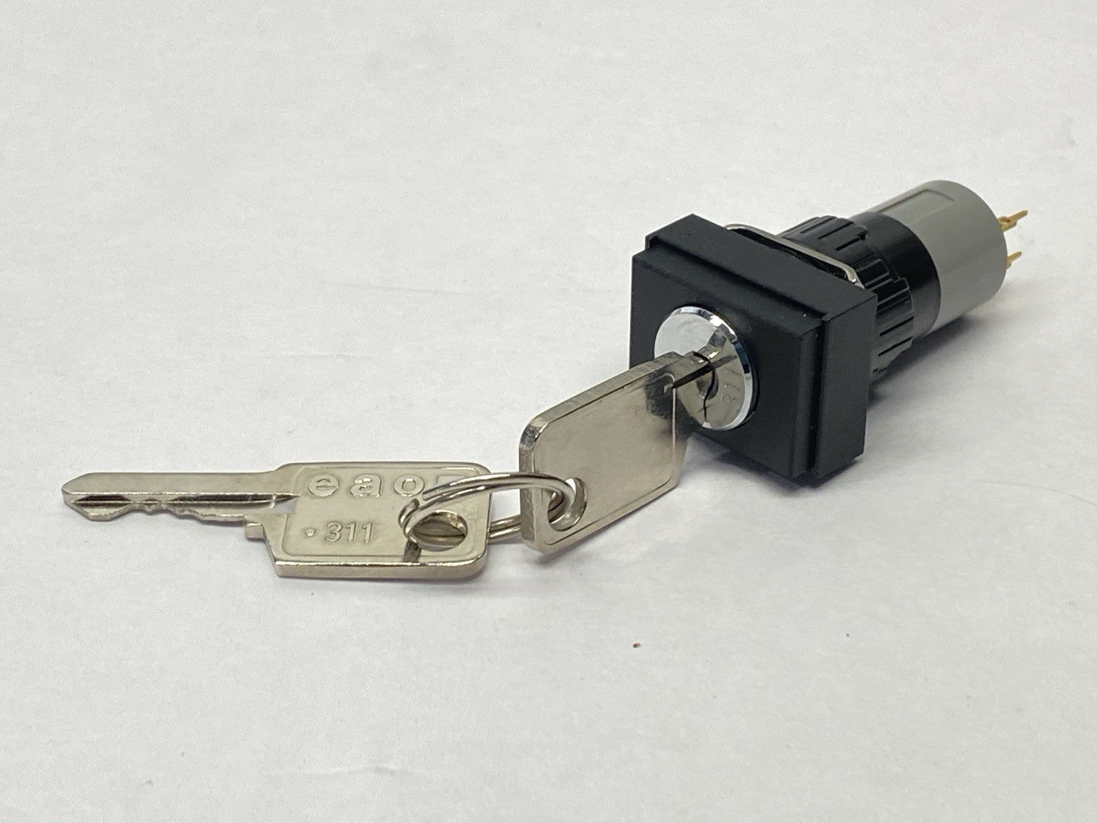 Eaon 51-428.036D Keyed Switch Spring Return 2-Position 100mA 42V - New – Open box - Maverick Industrial Sales