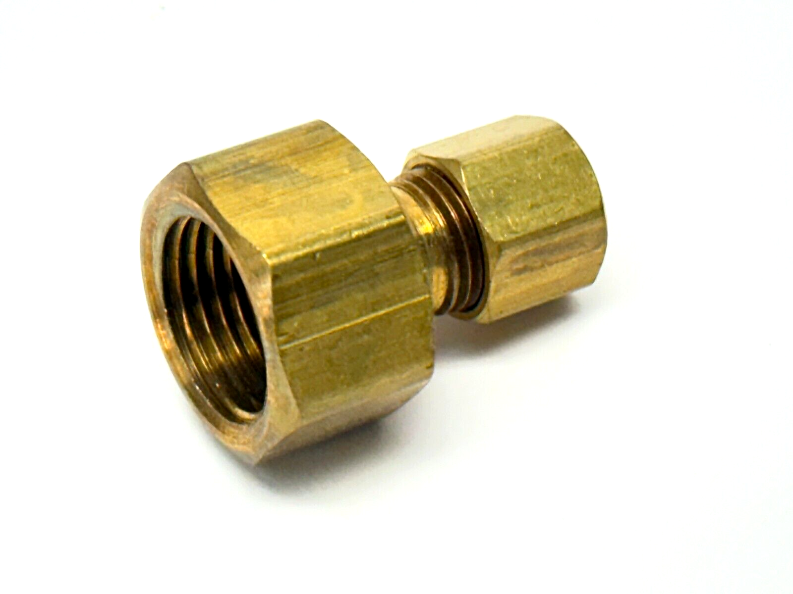 1/4" Compression Tube x 3/8" NPT Female Adaptor Brass - New – Open box - Maverick Industrial Sales