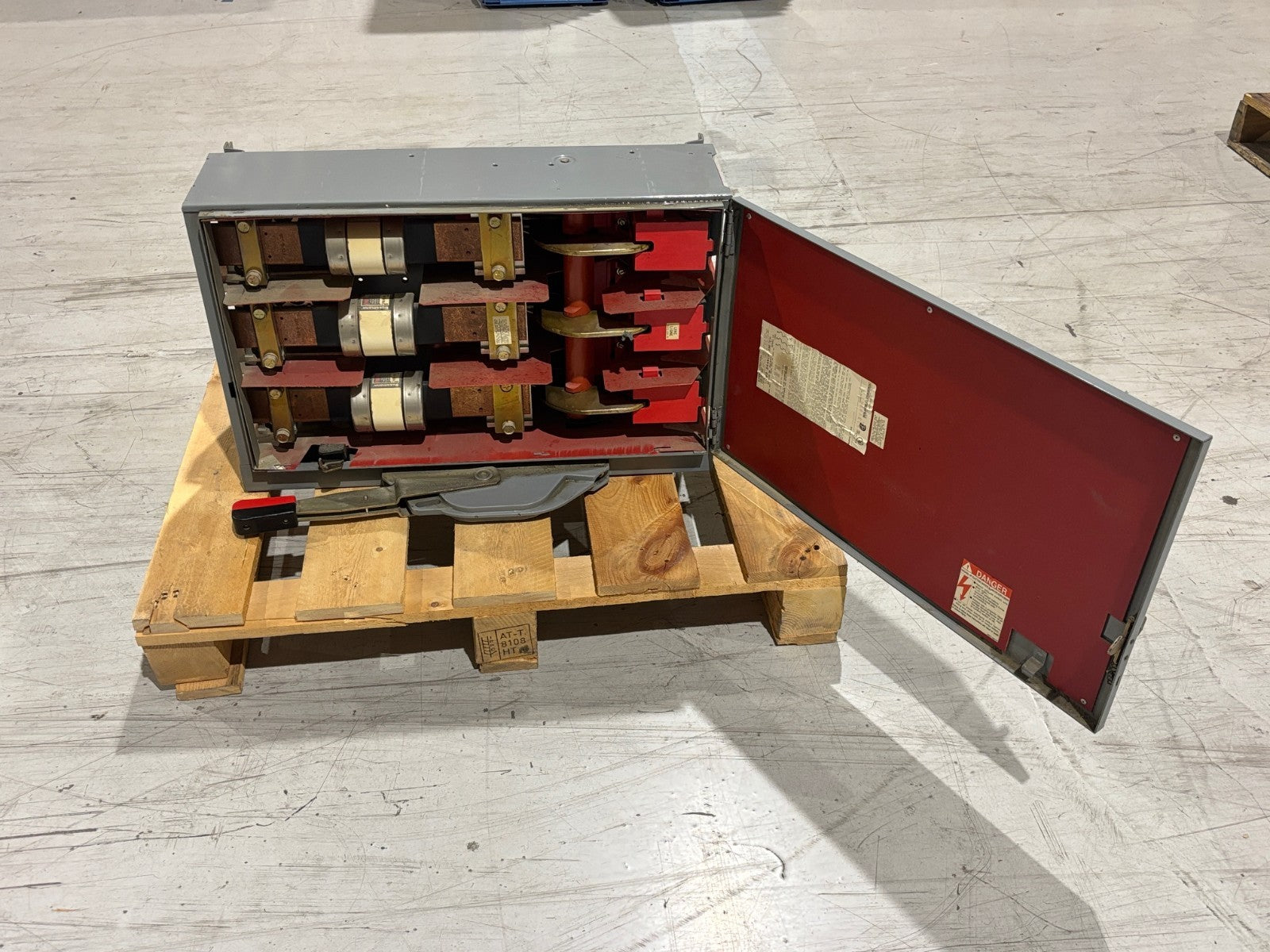 QMB366W | Square D Ser. E2 600A 3 Pole 600V Fusible Panelboard Switch Broken Hinge - Used - Maverick Industrial Sales