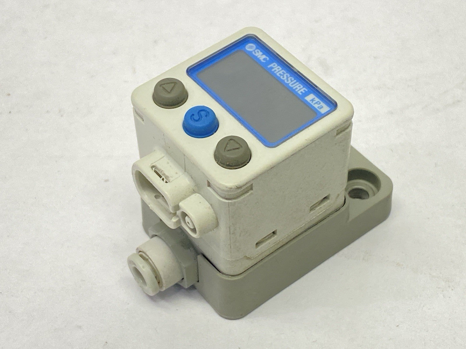 ZSE40AF-C4-V | SMC Digital High Precision Vacuum Switch 12-24VDC w/ Bracket - Used - Maverick Industrial Sales