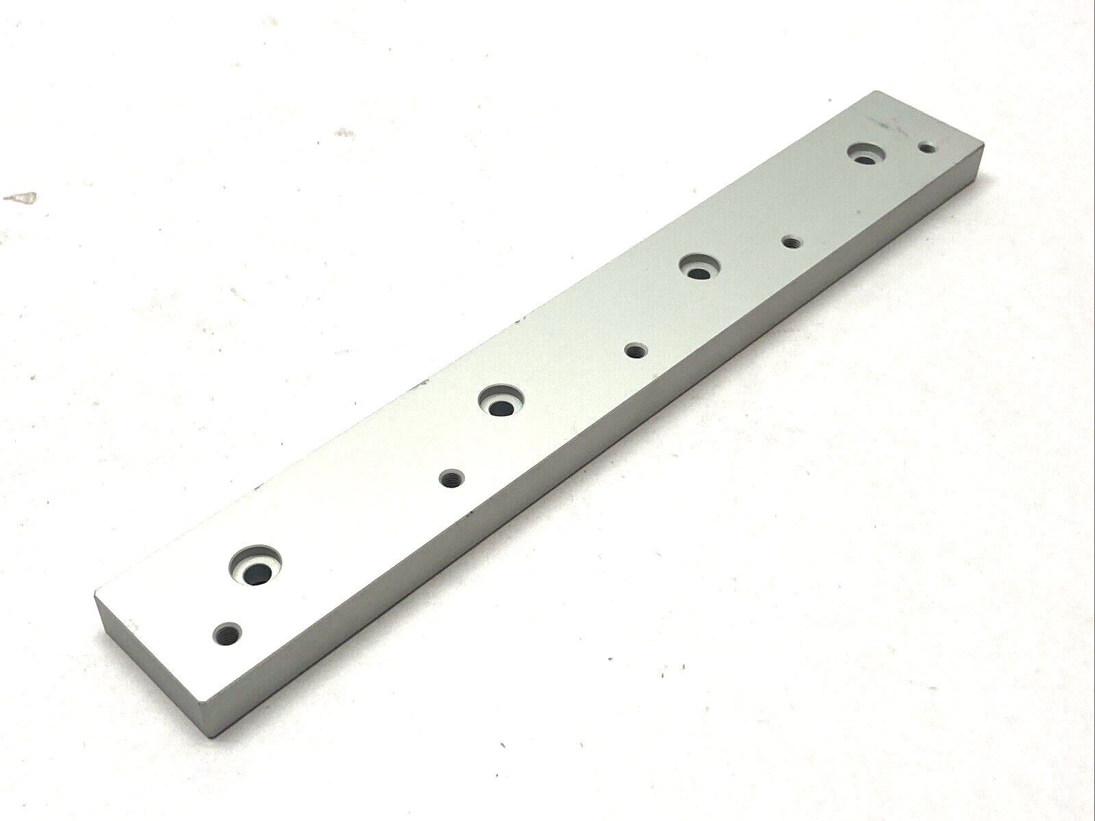 DJ4-014 Linear Mounting Bracket - New – Open box - Maverick Industrial Sales