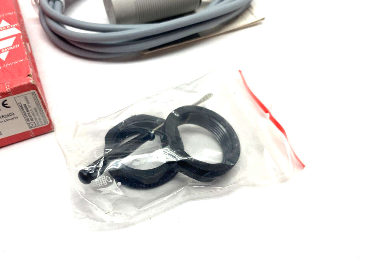 CA30CAN25PA | Carlo Gavazzi Capacitive Proximity Switch M30 25mm Range 10-40VDC - New – Open box - Maverick Industrial Sales