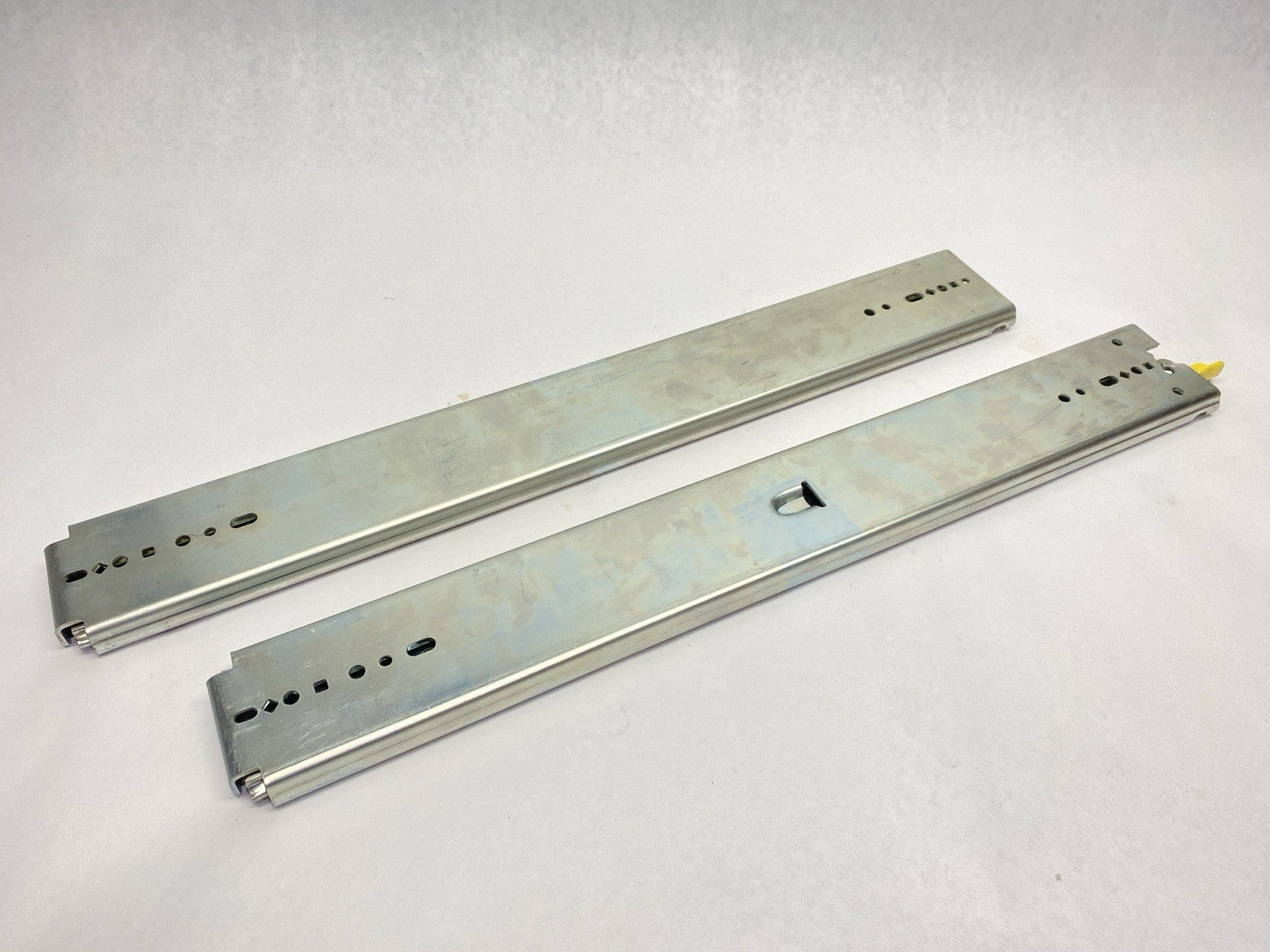 9308-522D, 4KTC4 | Accuride Heavy Duty Lock In/Out Drawer Slide Rails - New – Open box - Maverick Industrial Sales
