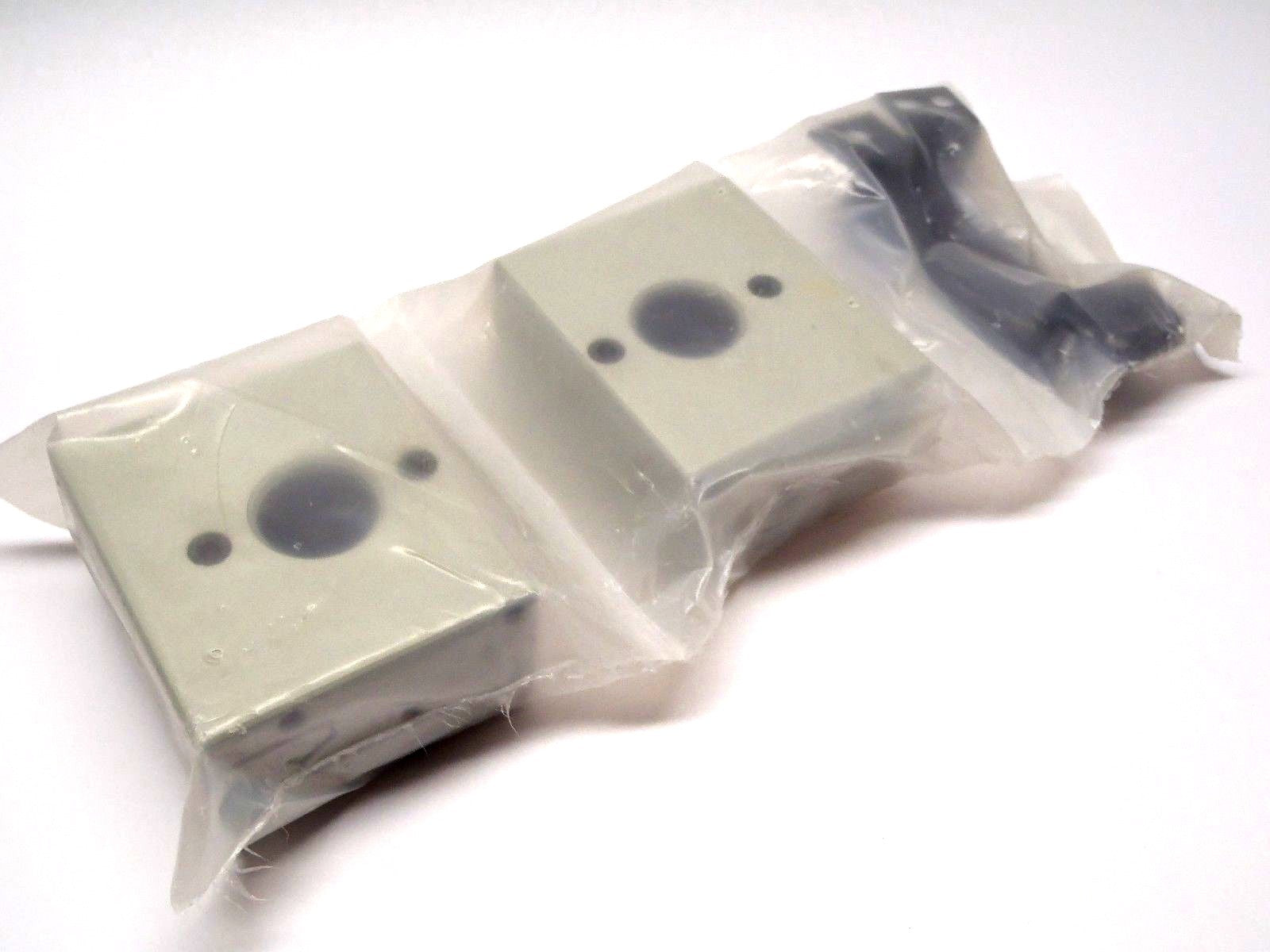 MK42AB-08 | Numatics End Plates w/ Brackets 1"NPT - New - Maverick Industrial Sales