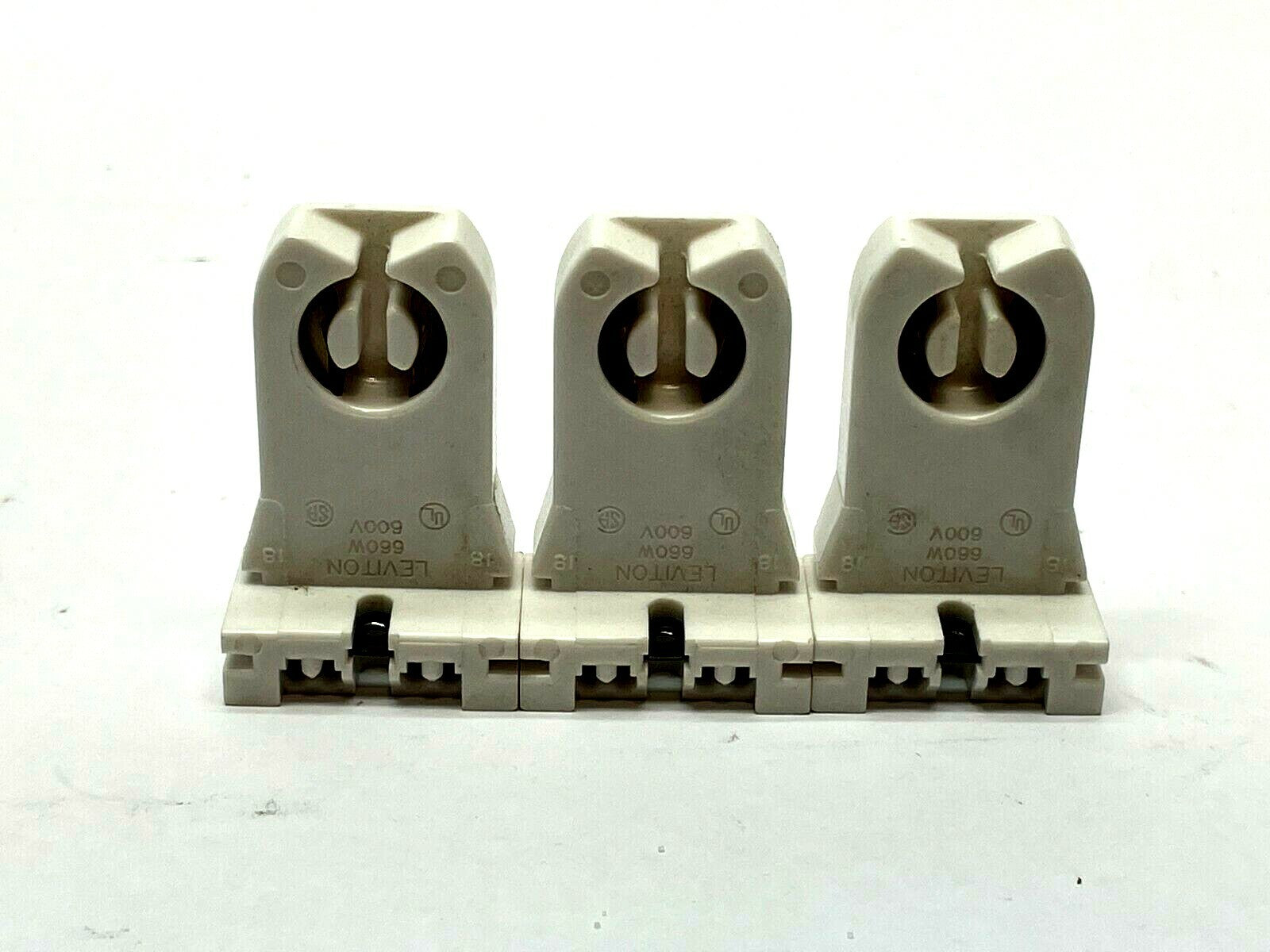 104-13357 | Leviton Turn Type Lamp Holder 600V 660W LOT OF 3 - New – Open box - Maverick Industrial Sales