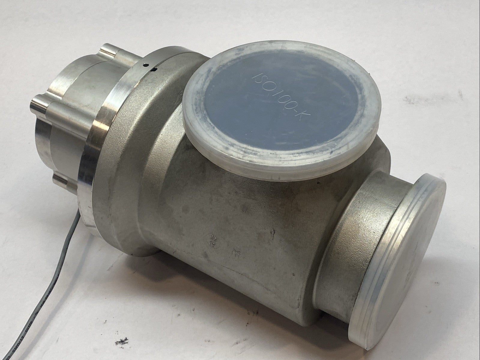 VAT Valves 2440-QA21-0001-0120 HV Angle Valve DN100 ISO-K Pneumatic NC - Maverick Industrial Sales