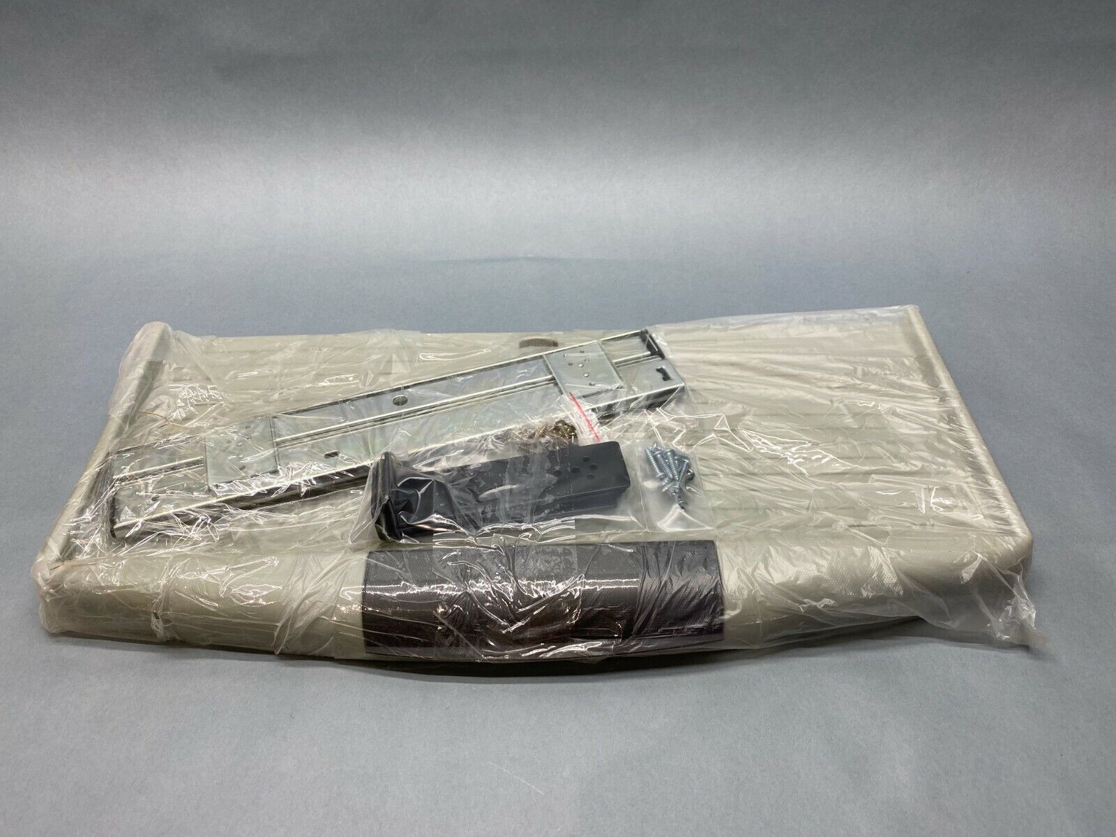 BenchPro SKBT Standard Keyboard Tray 15 lbs. Weight Capacity - New – Open box - Maverick Industrial Sales