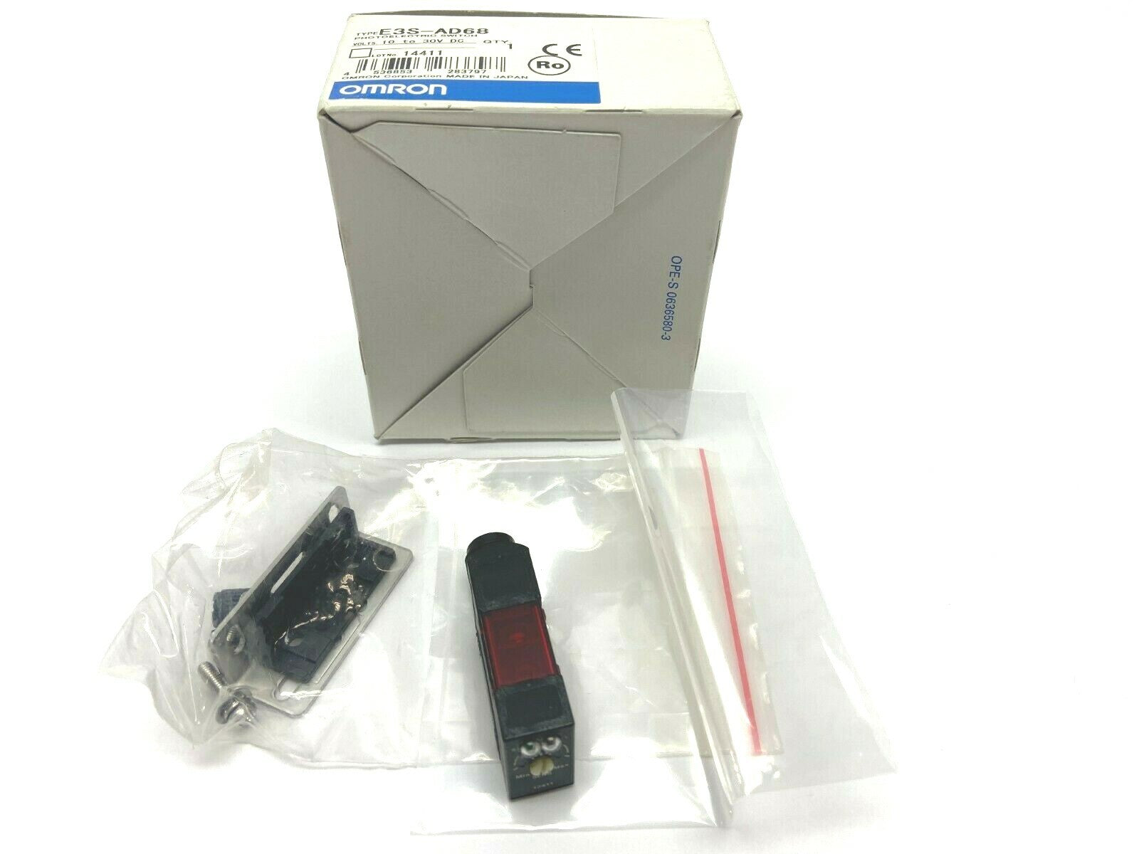 Omron E3S-AD68 Diffuse Photoelectric Vertical Sensor On Connector 100mm NPN - New – Open box - Maverick Industrial Sales