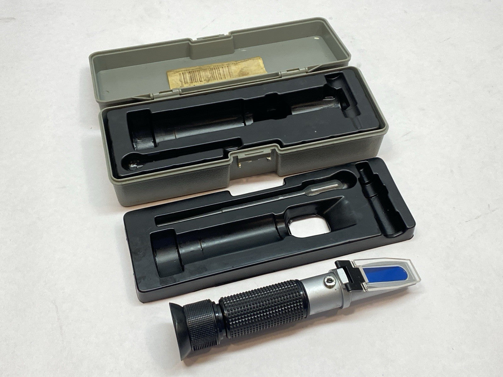 084320 | Ariana Handheld Analog Refractometer 0-32% - Used - Maverick Industrial Sales