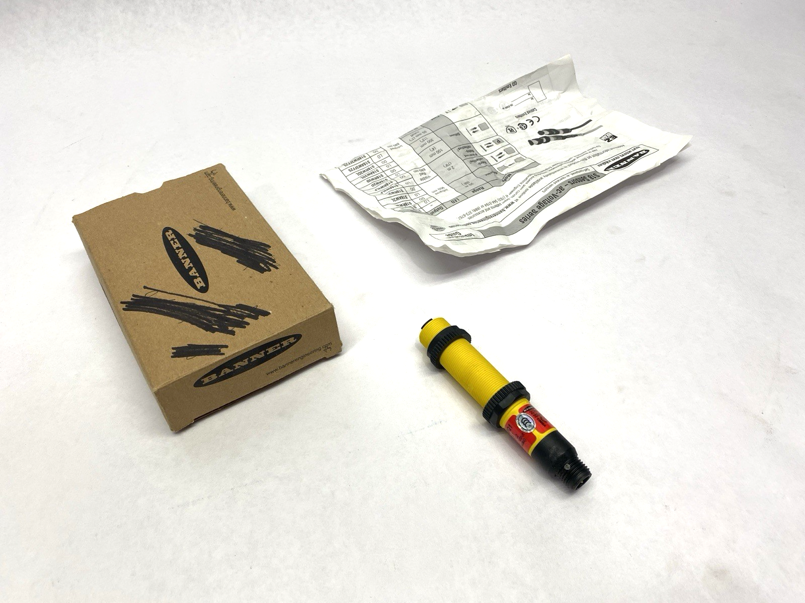 S18AW3FF100Q1, 33691 | Banner S18AW3FF100Q1 Photoelectric EZ-BEAM Sensor 4-Pin 230-250VAC 33691 - New – Open box - Maverick Industrial Sales