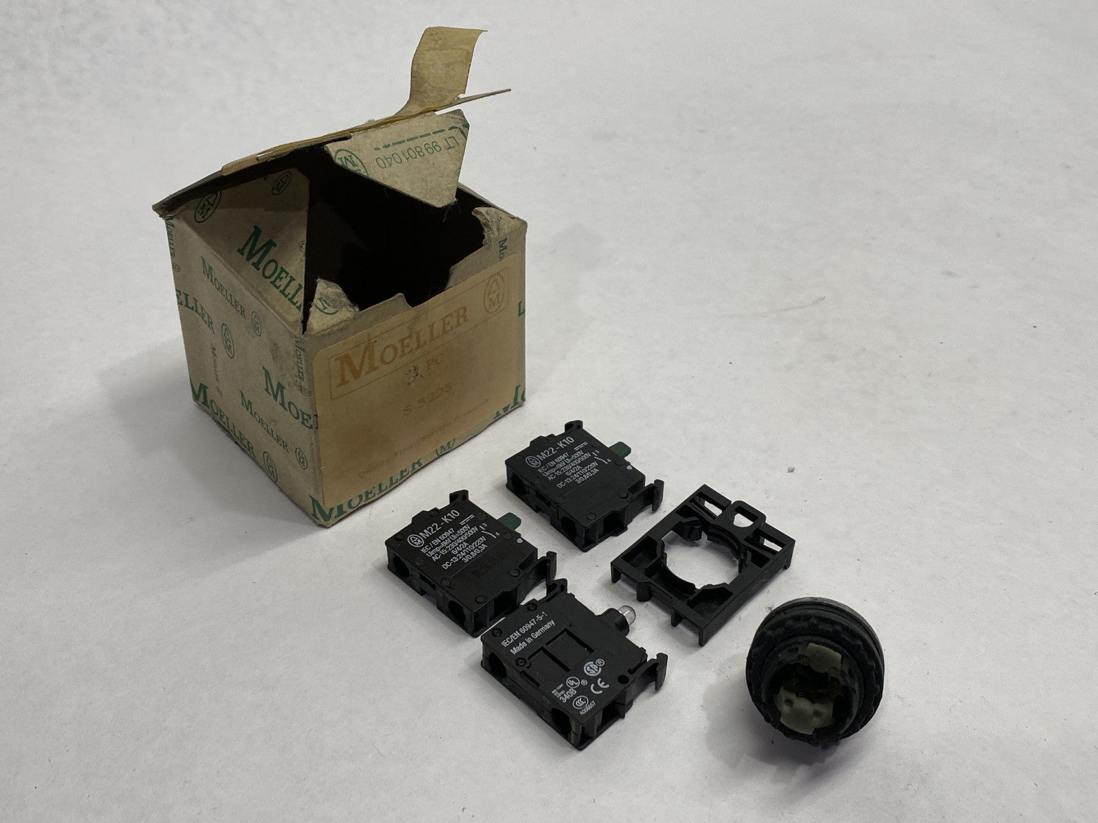 Moeller S-5225 Illuminated 3-Position Selector Switch Assembly Green - Maverick Industrial Sales