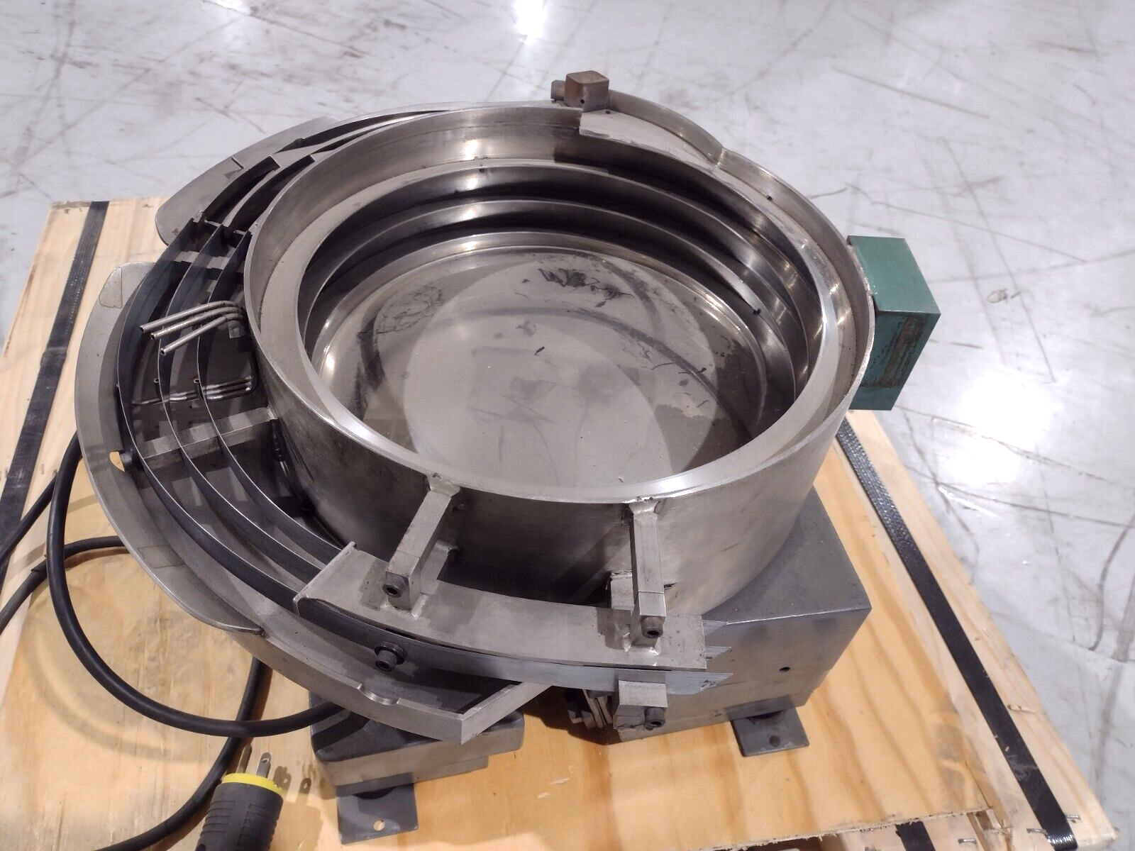 Service Engineering 16374 3/91 12CCW Vibratory Bowl 0.5A 115V, 3/4" Track - Maverick Industrial Sales