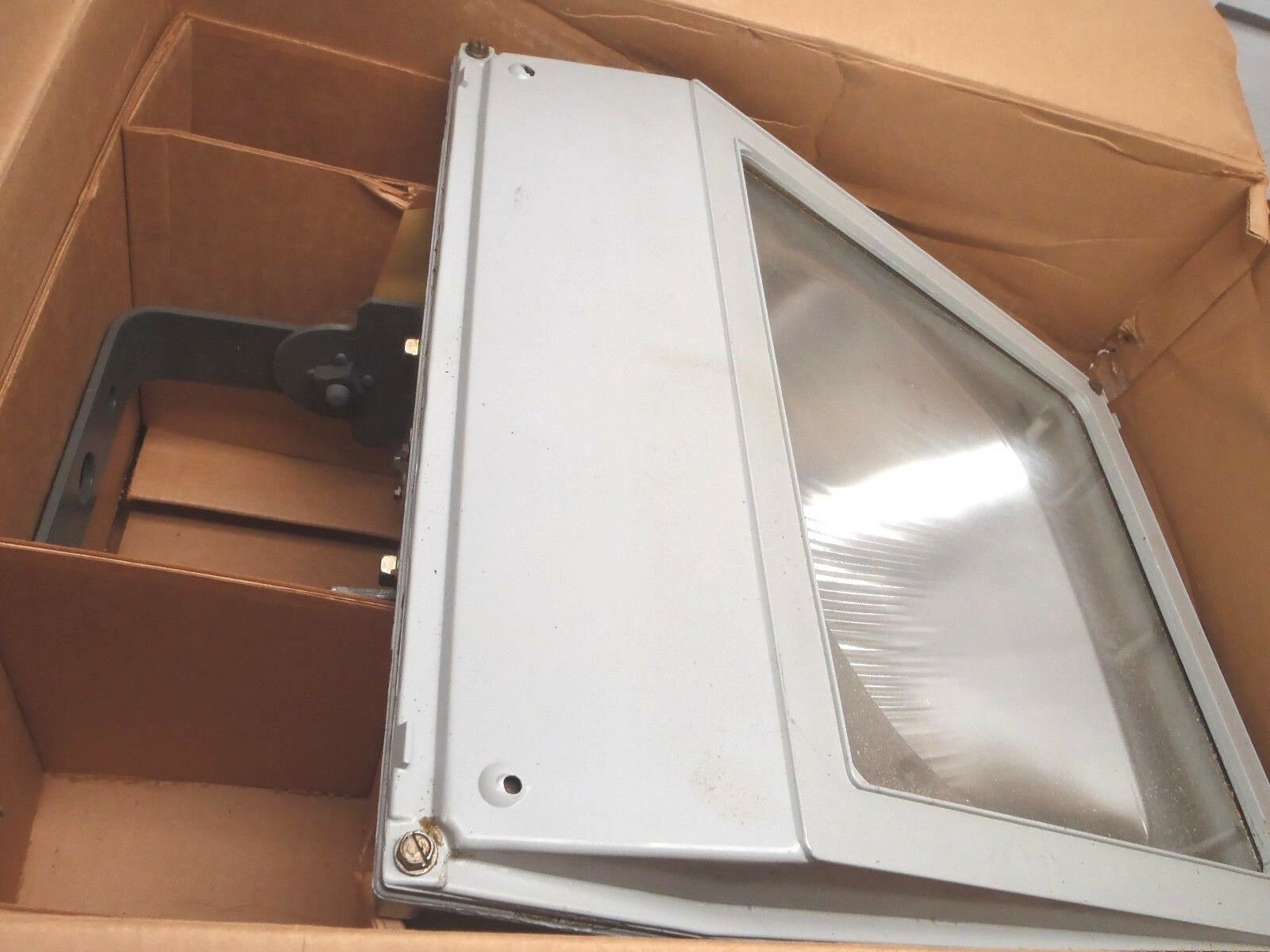 C875N517 | GE Vintage VersaFlood Light 150 Watt 208V 1 LUM - New – Open box - Maverick Industrial Sales