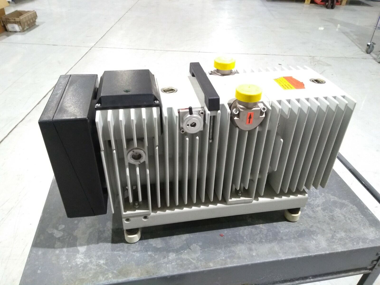 Balzers Pfeiffer UNO 030 B Vacuum Pump PK D34 004 208/230V 0,75kW - Maverick Industrial Sales