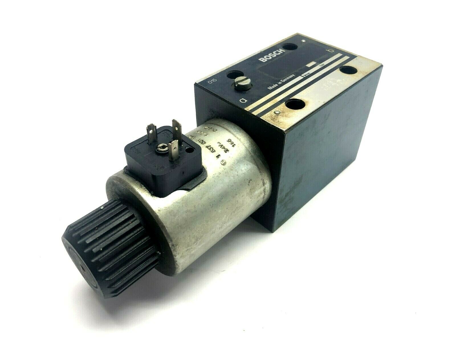 Bosch 0 810 001 825 Hydraulic Directional Valve 315 Bar - Maverick Industrial Sales