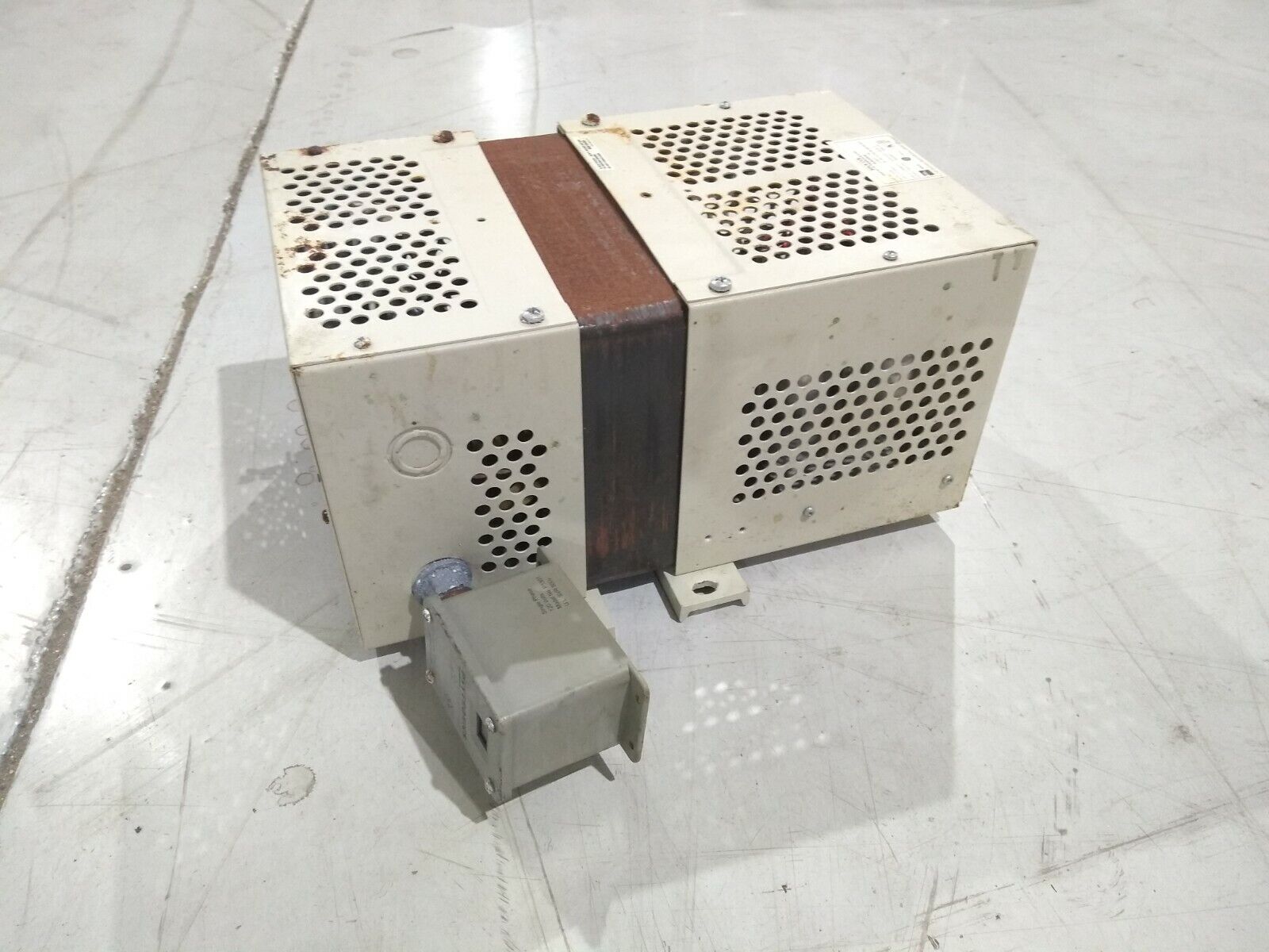EGS Sola CVS 23-23-220-8 Constant Voltage Sine Wave Output Power Supply 2000 VA - Maverick Industrial Sales