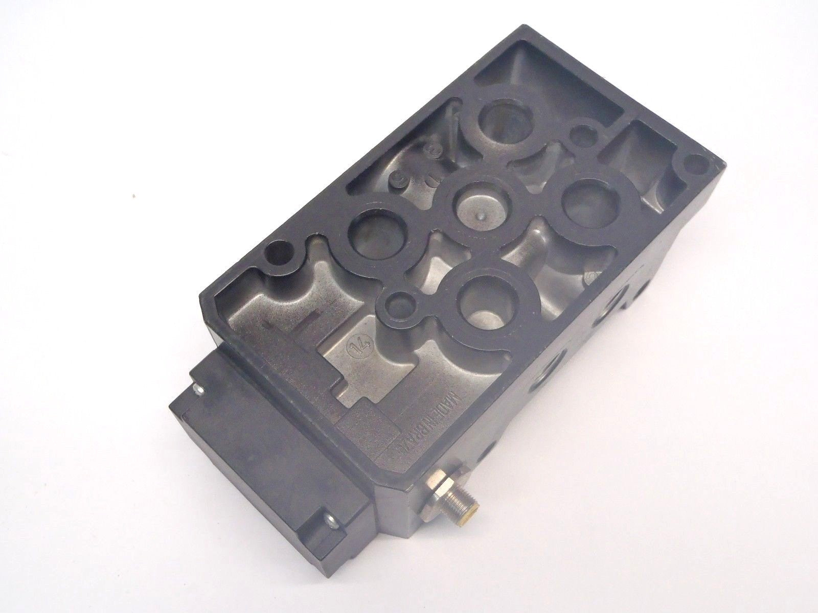 Rexroth Mecman Pneumatik 262-370-106-0 Valve ISO Plug-In Single Subbase ½ NPT - Maverick Industrial Sales