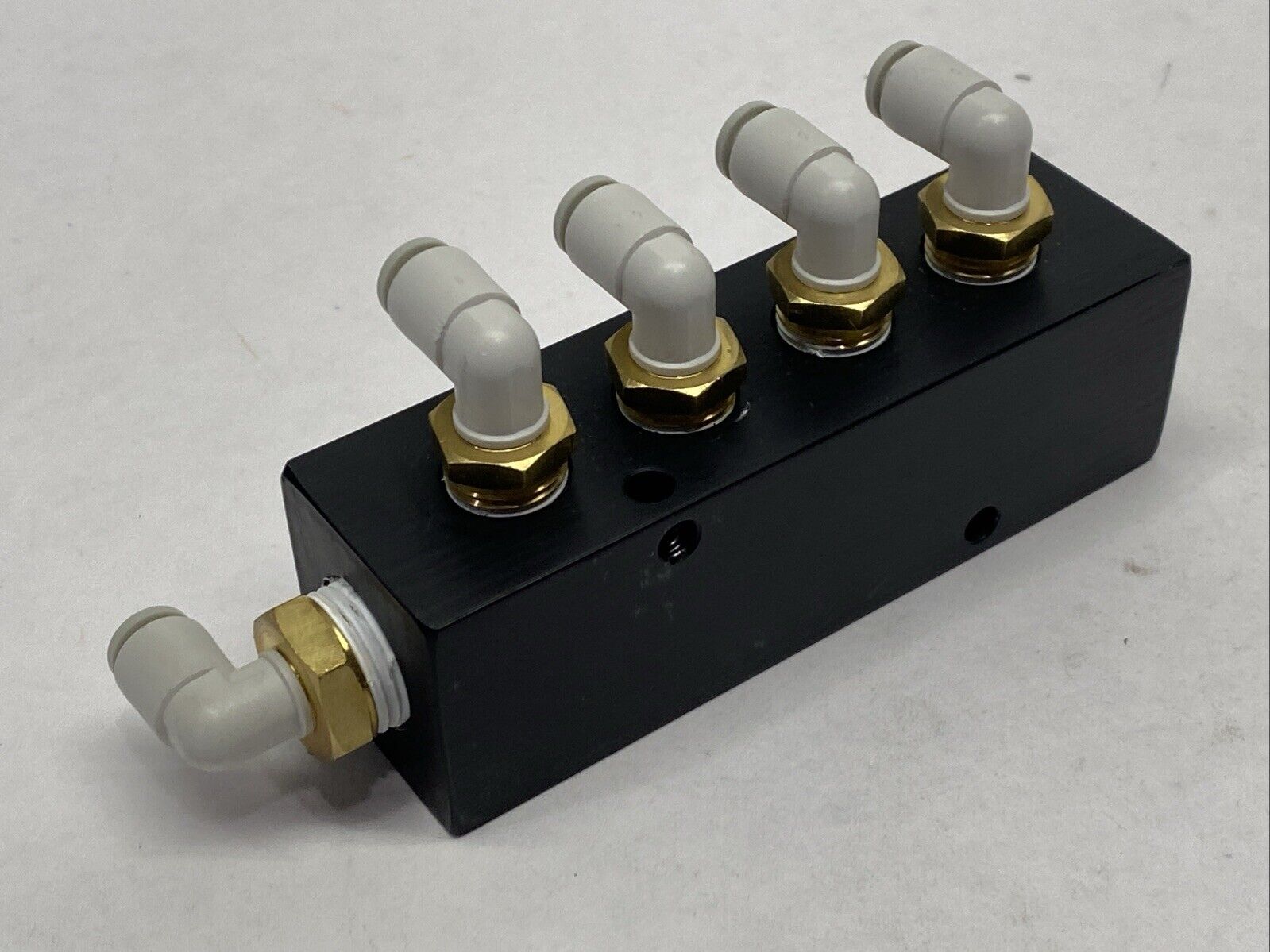 Polyconn PCM20-250-04B Pneumatic Manifold w/ 5x SMC KQ2L06-01AS Fittings - Maverick Industrial Sales