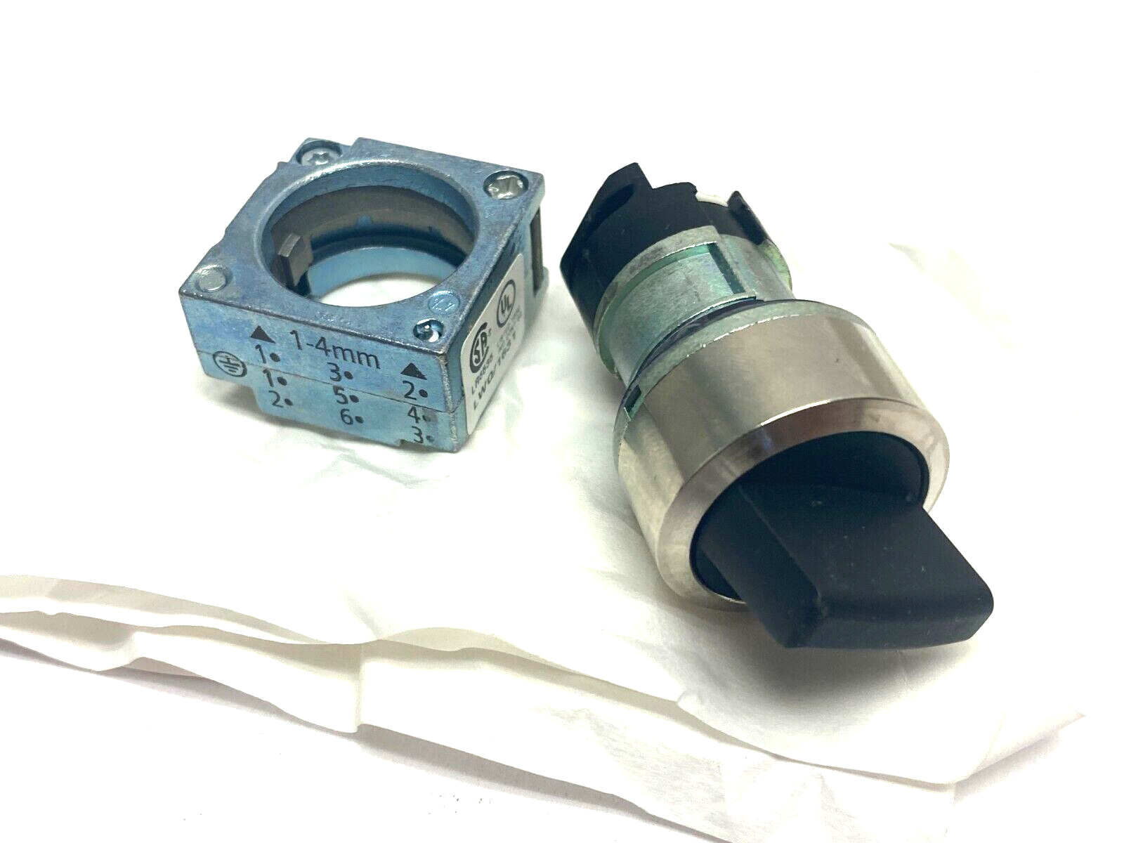 Siemens 3SB35 00-2UA11 3-Position Knob Selector Switch Black - Maverick Industrial Sales