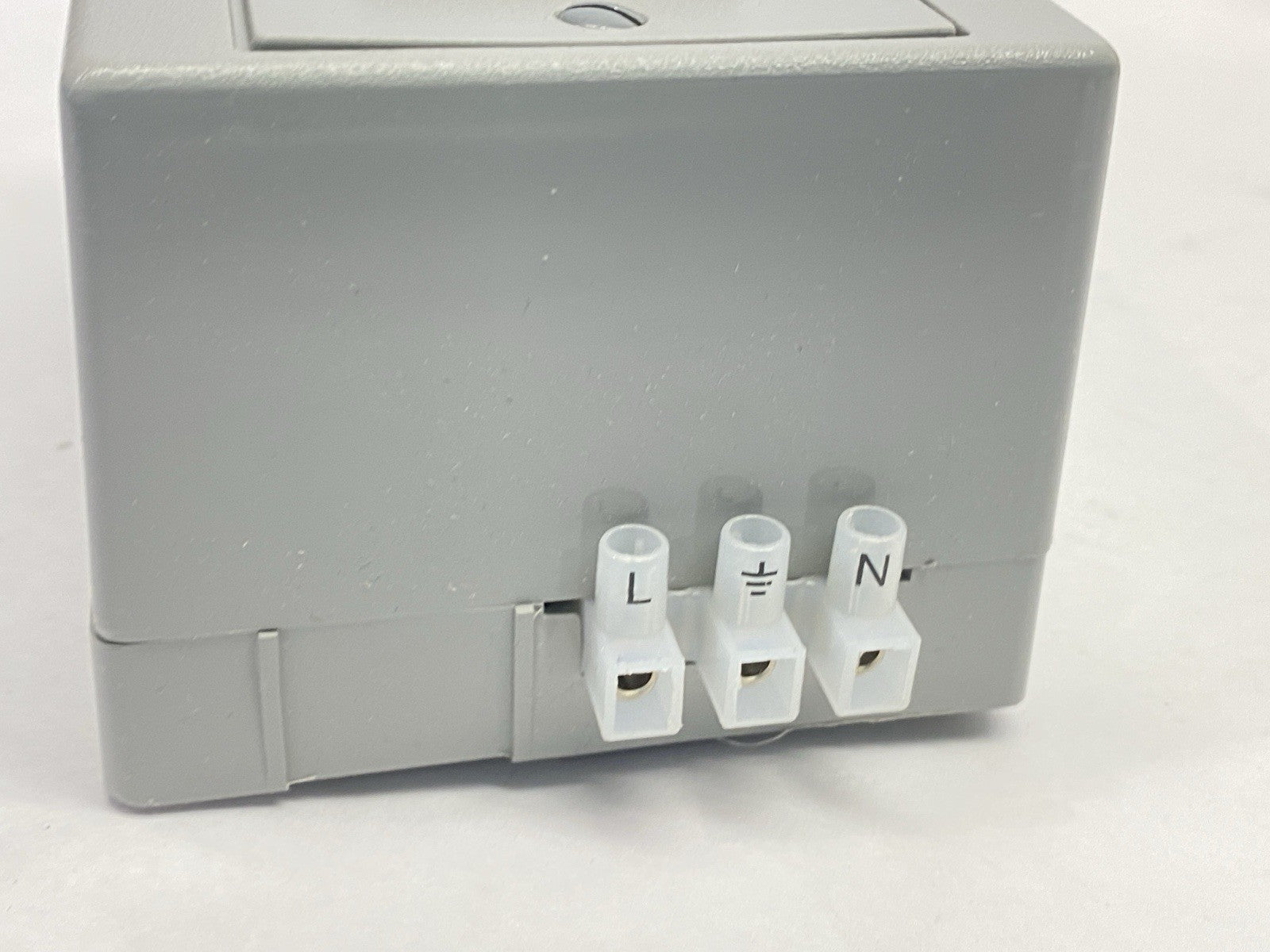 DRUBTVSS15 | Hubbell DIN Rail Utility Box Complete Unit TVSS DIN Rail Box 15A TVSS - New – Open box - Maverick Industrial Sales