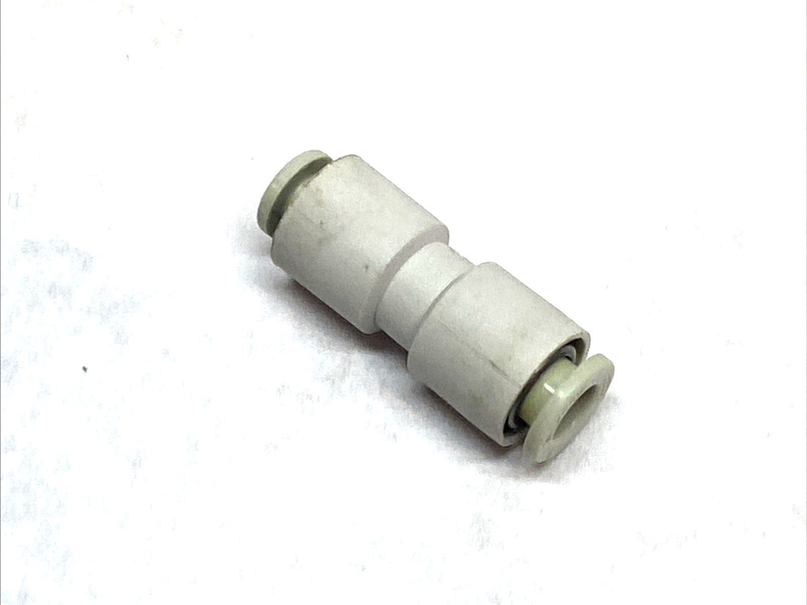 KQ2H04-06A | SMC Straight Reducer Fitting 4mmx6mm Push-In Tube LOT OF 7 - Used - Maverick Industrial Sales