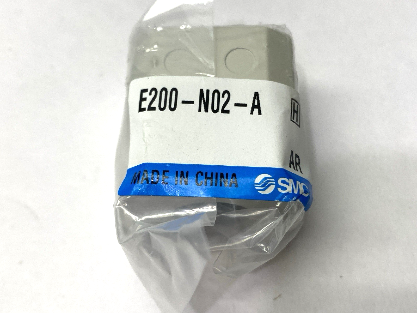 E200-N02-A | SMC Pneumatic Adapter 1/4" Ports LOT OF 2 - New - Maverick Industrial Sales