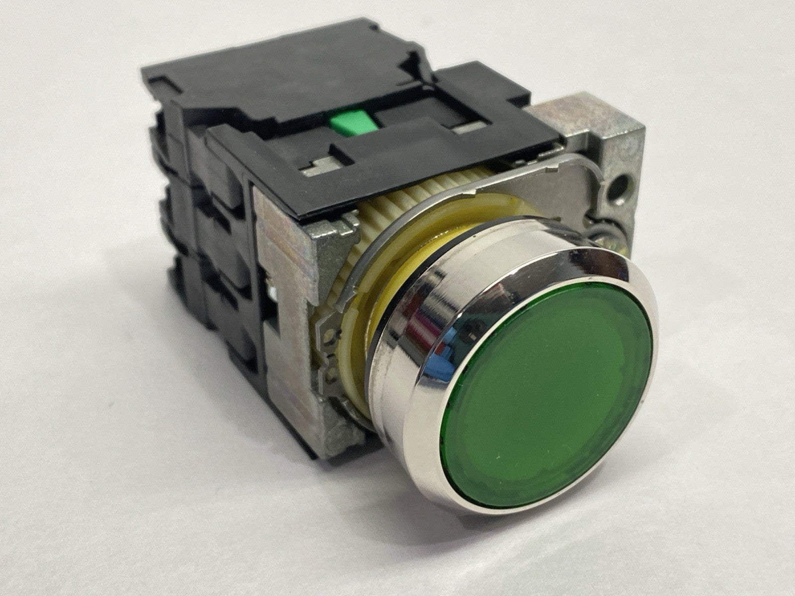 3SU1152-0AB40-1BA0 | Siemens 22mm Illuminated Pushbutton Green 3SU1510-0AA10-0AA0 - Used - Maverick Industrial Sales
