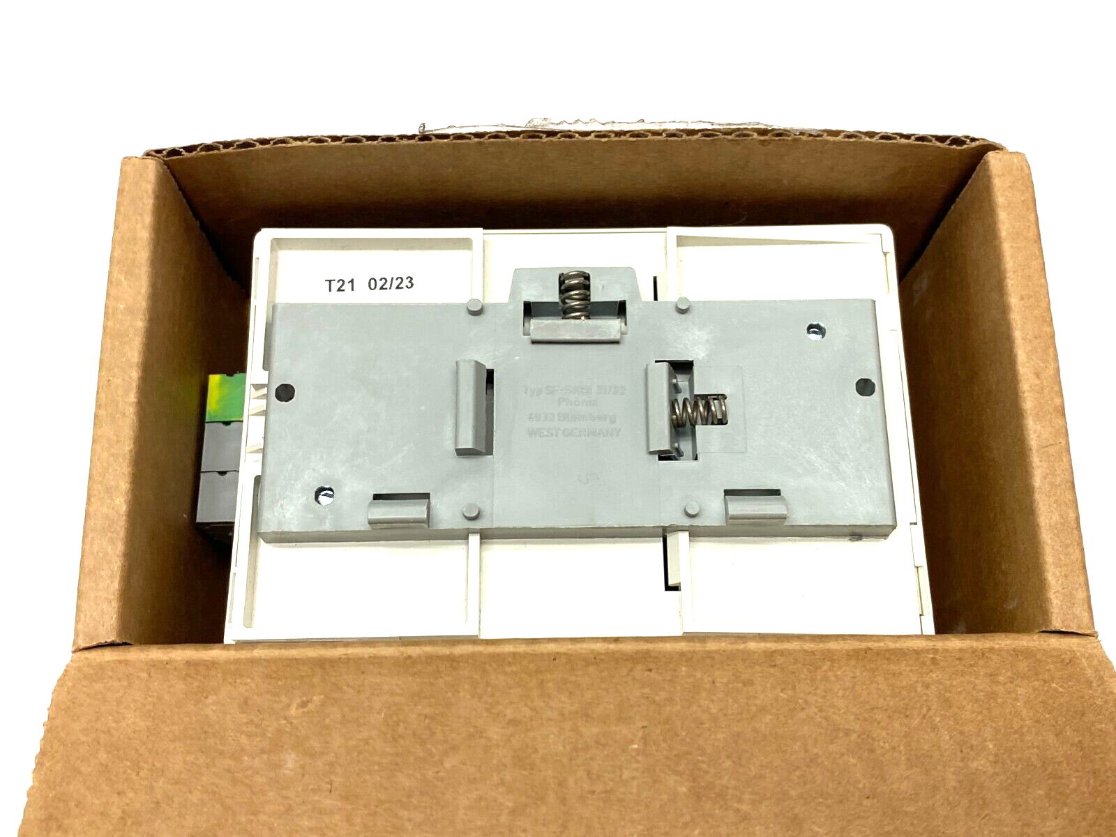 Phoenix Contact EM-DUO 120/20/V/H Dual-Outlet Receptacle Ivory 5604776 - Maverick Industrial Sales
