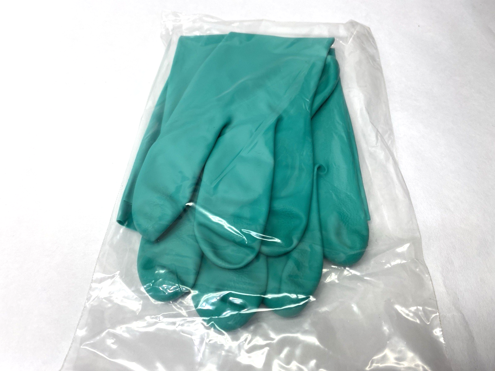 37-175 | Ansell AlphaTec Solvex Chemical Resistant Nitrile Gloves Medium LOT OF 6 - New – Open box - Maverick Industrial Sales