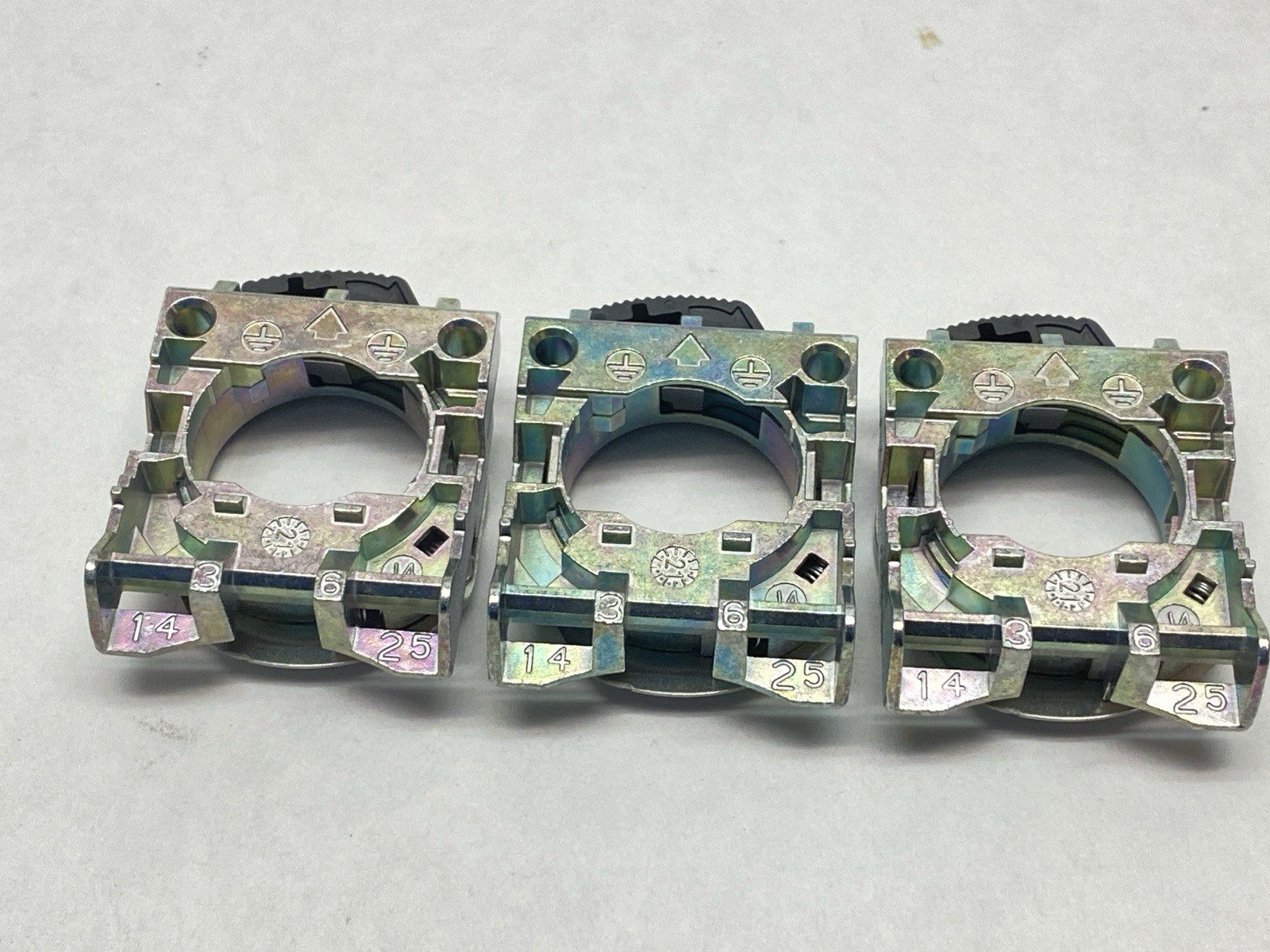 800F-ALM | Allen Bradley Ser A Pushbutton Metal Mounting Latch LOT OF 3 - New – Open box - Maverick Industrial Sales