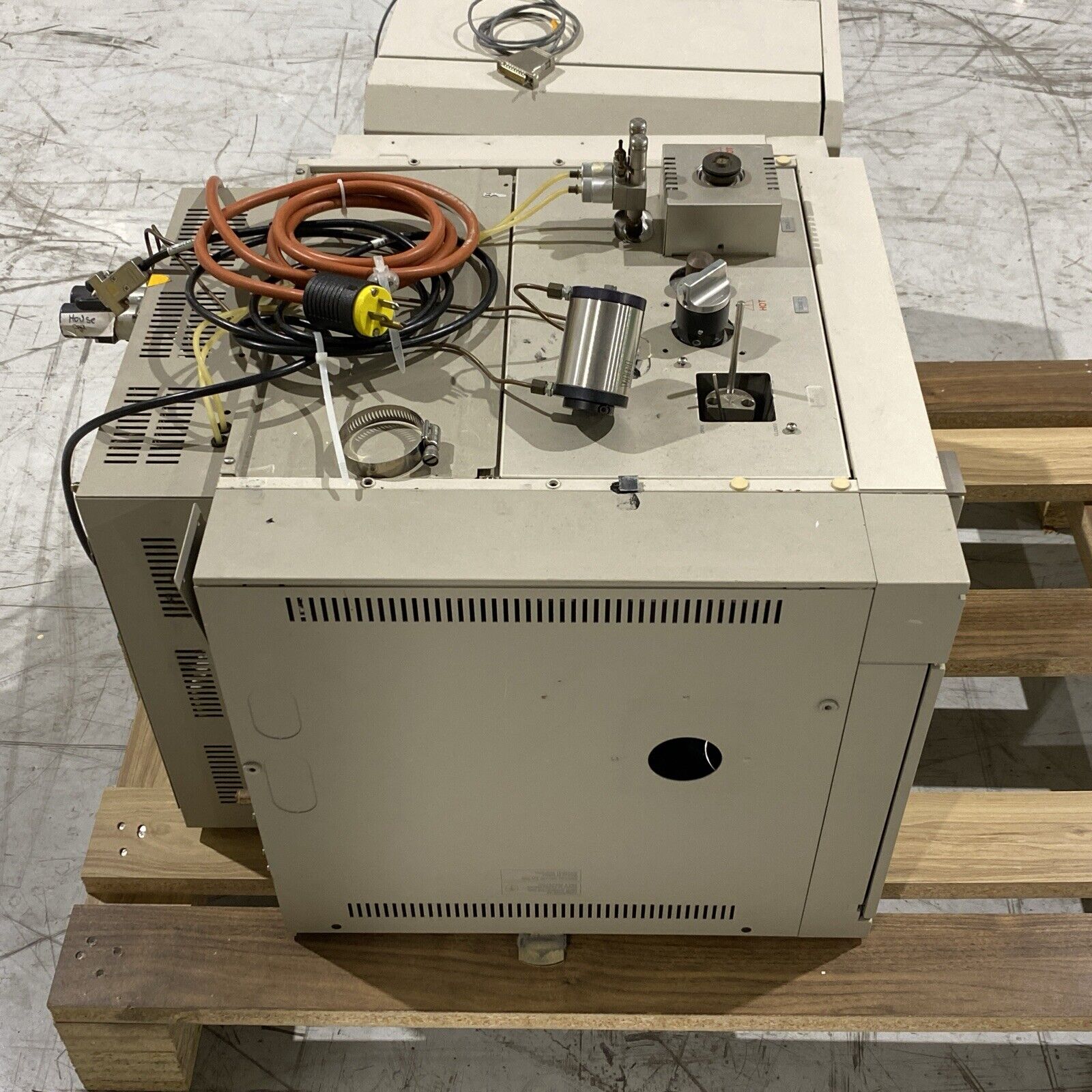 Fisons Gas Chromatograph Model GC8000 series 8035 with MD800 FOR PARTS - Maverick Industrial Sales