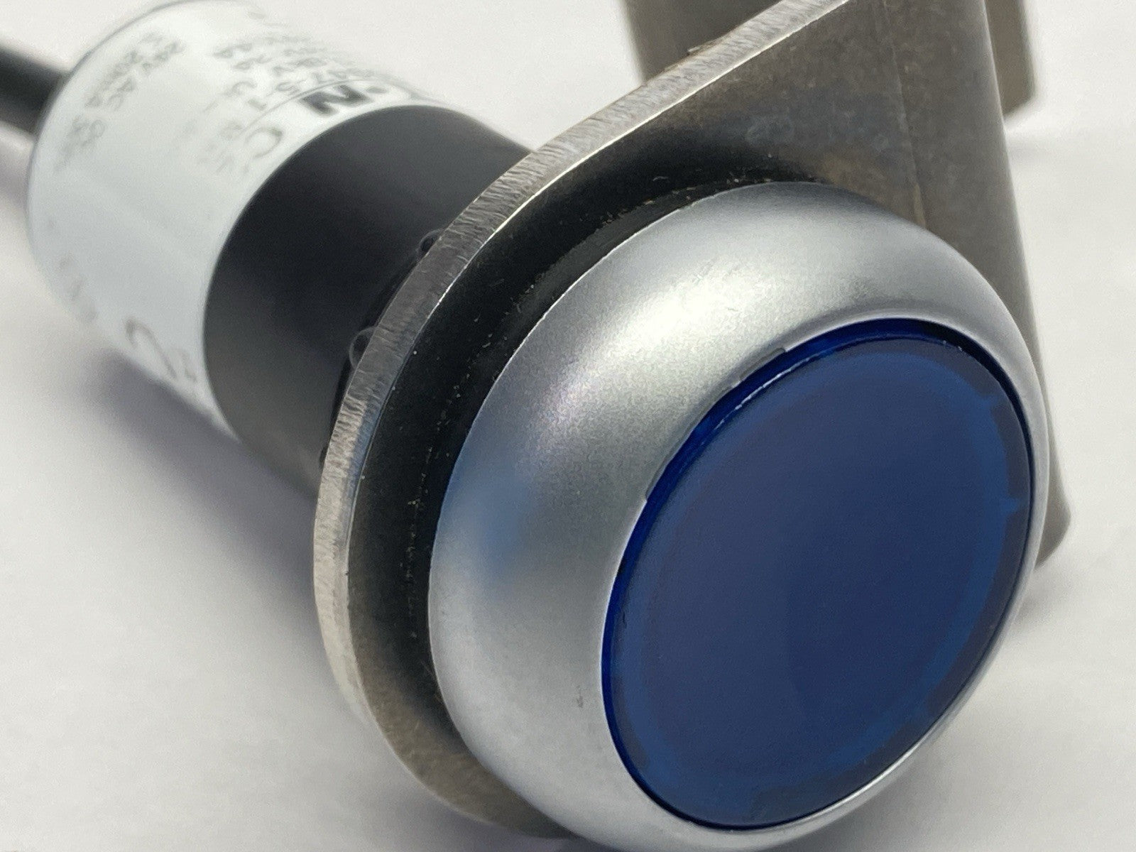 C22-DL-B-K10-24-P31 | Eaton Compact 22.5mm Pushbutton Blue Male M8 4-Pin - Used - Maverick Industrial Sales