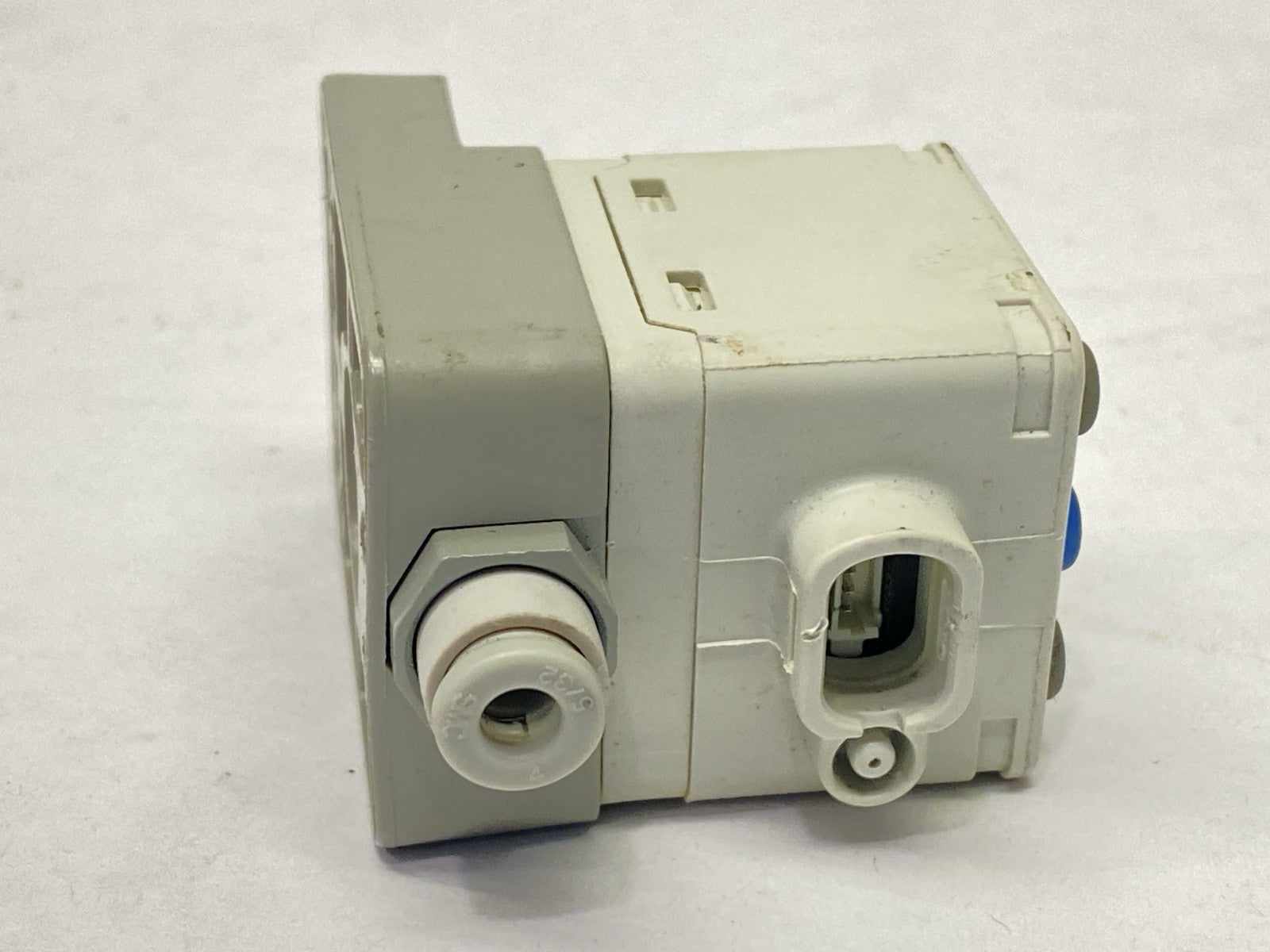 ZSE40AF-C4-V | SMC Digital High Precision Vacuum Switch 12-24VDC w/ Bracket - Used - Maverick Industrial Sales
