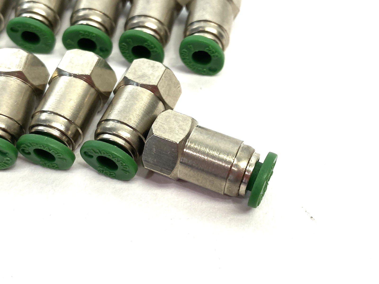 PQ-FC04M5-PKG | Clippard Quick-Push Fitting 4mm OD Tube M5 Female Thread LOT OF 15 - New – Open box - Maverick Industrial Sales