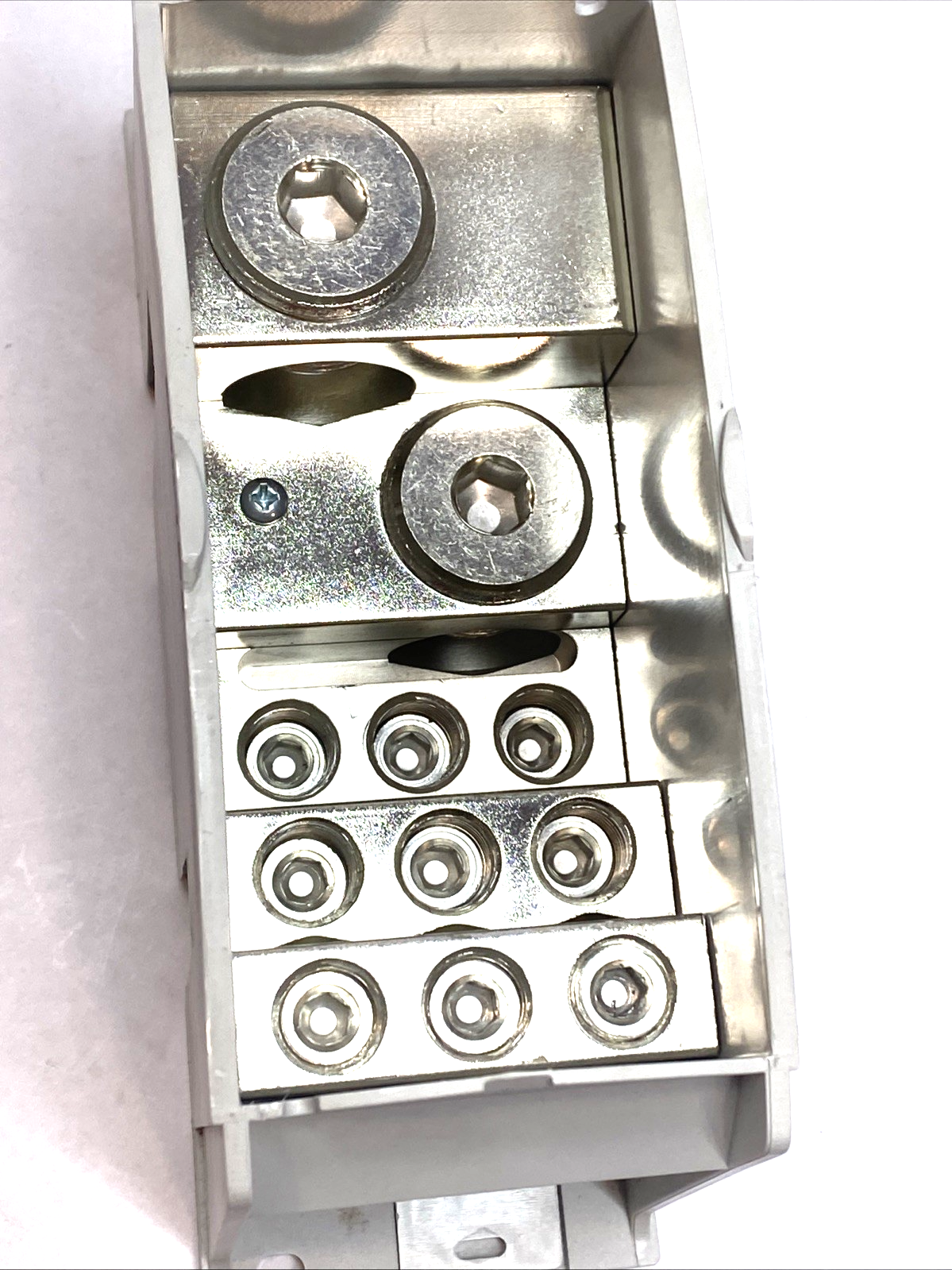 UD2C9C1250AL | Eriflex Distribution Block, 1250A IEC/950A UL, 2 Line, 9 Load - New – Open box - Maverick Industrial Sales