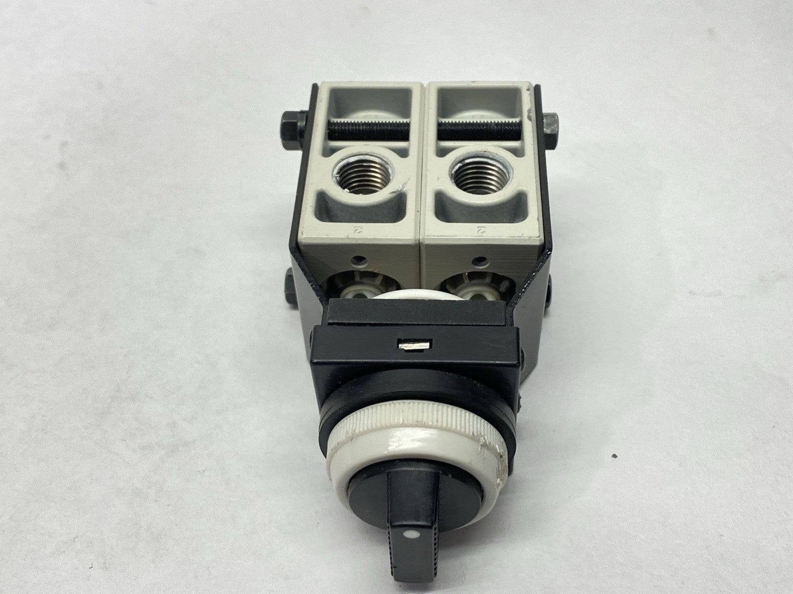 VM250-N02-35BA | SMC Mechanical Poppet Valve 1/4" NPT - Used - Maverick Industrial Sales
