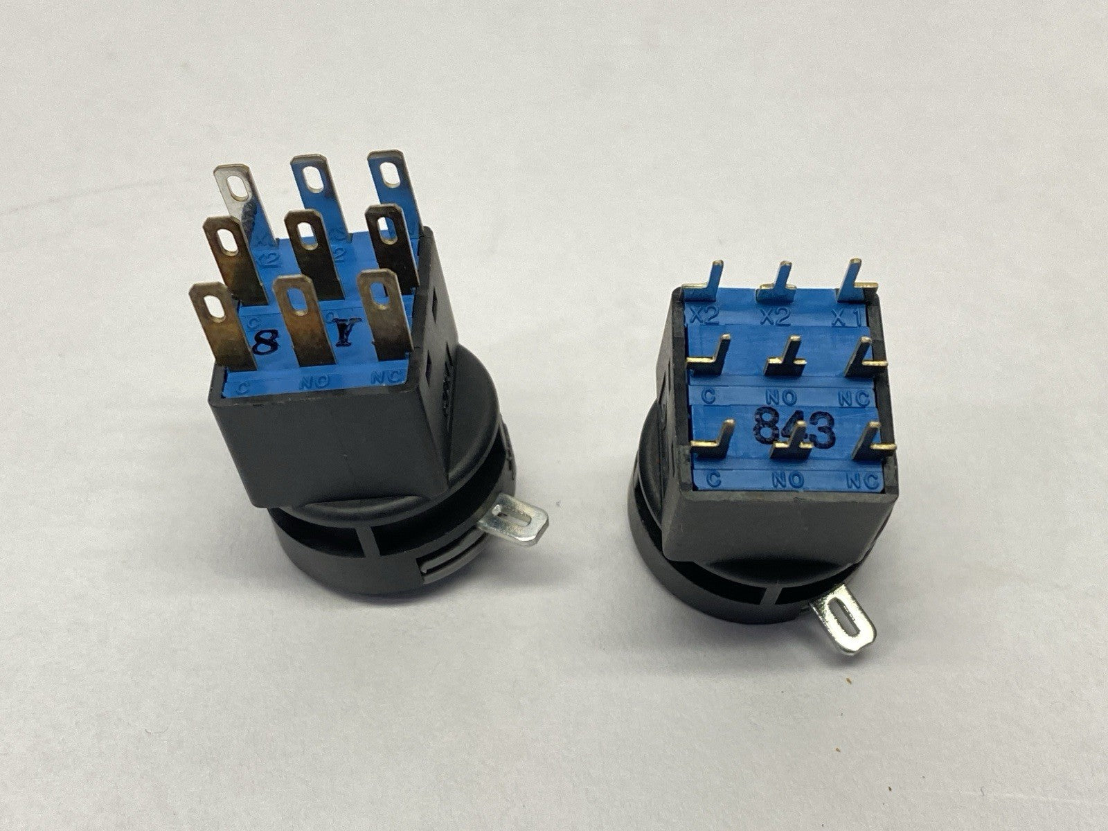IDEC HA-C20 Pushbutton Switch 0.1A 125VAC 30VDC LOT OF 2 - Maverick Industrial Sales
