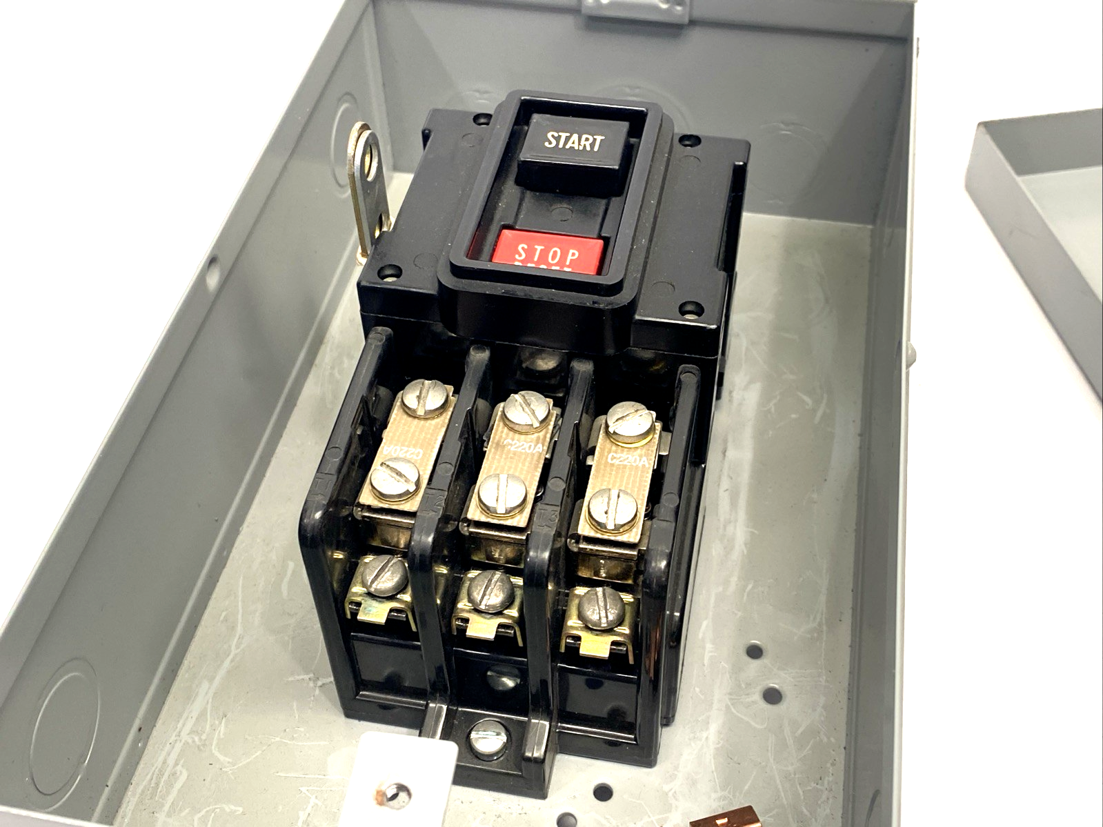 CR1062R2B | General Electric Manual Motor Starter & Enclosure 3-Pole 600VAC - For parts or not working - Maverick Industrial Sales