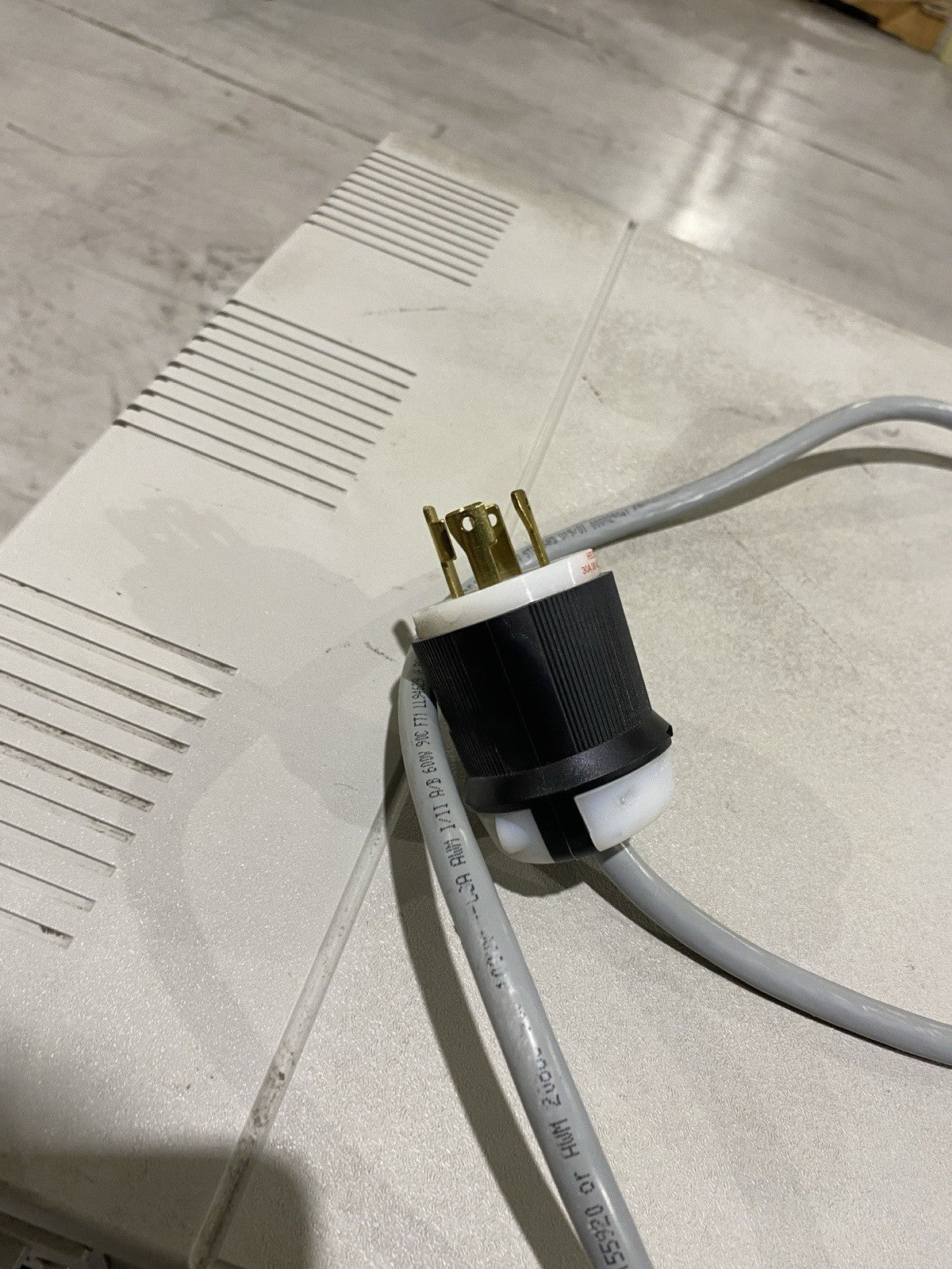 CTI Cryogenics 8135901G001 9600 Series Compressor 380-460V 3Ph Cracked Casing - Maverick Industrial Sales