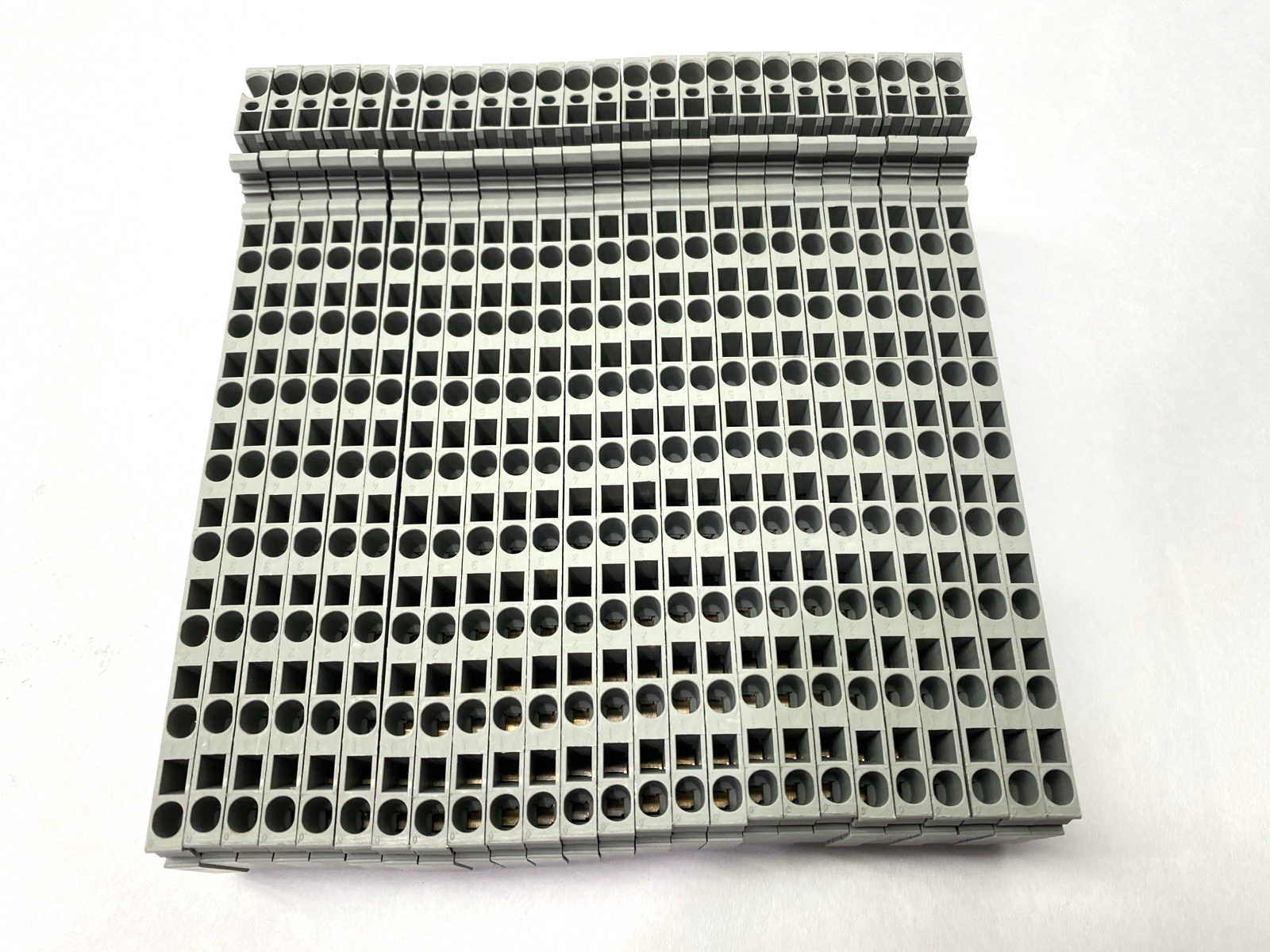 3031047 | Phoenix Contact ZPV 1,5/2,5 (8/1) Potential Distributors LOT OF 25 - Used - Maverick Industrial Sales