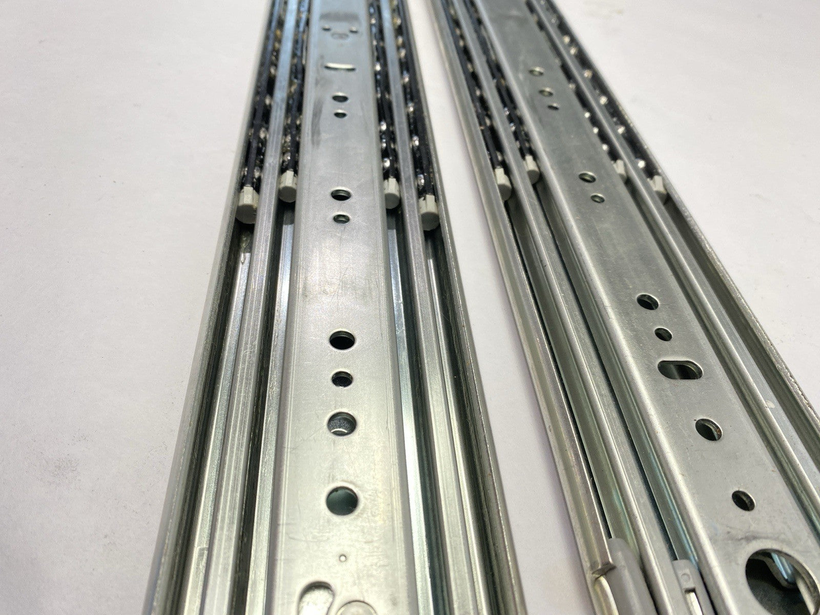 9308-522D, 4KTC4 | Accuride Heavy Duty Lock In/Out Drawer Slide Rails - New – Open box - Maverick Industrial Sales